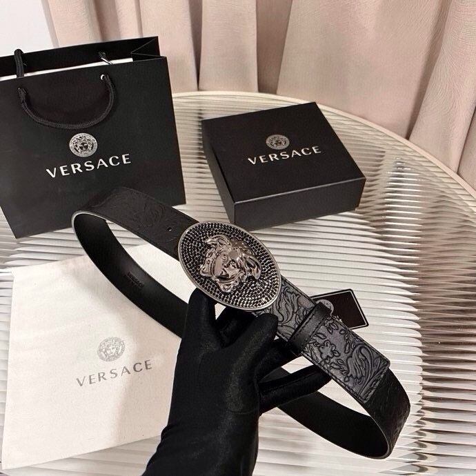 范思哲，新款牛皮革腰带，通体饰有Barocco压花图案。4.0cm