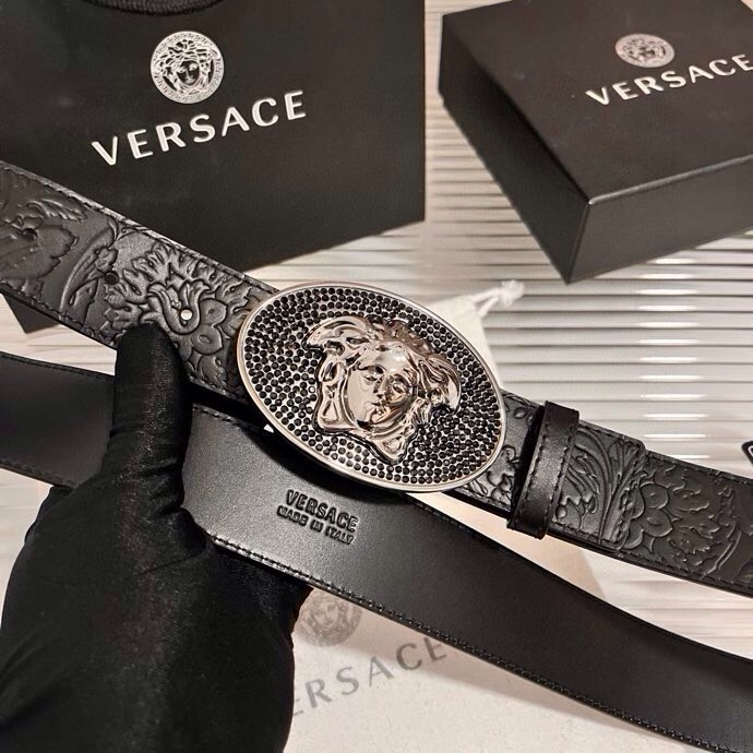 范思哲，新款牛皮革腰带，通体饰有Barocco压花图案。4.0cm