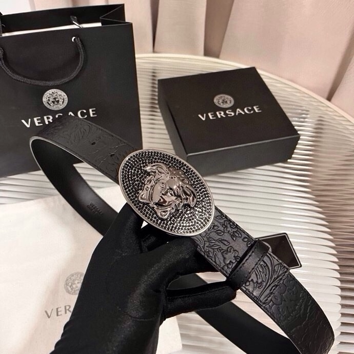 范思哲，新款牛皮革腰带，通体饰有Barocco压花图案。4.0cm