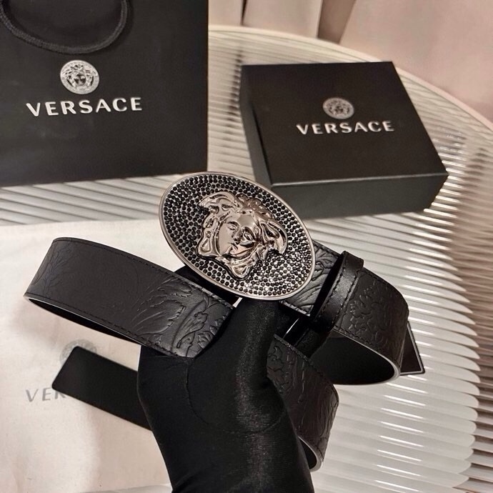 范思哲，新款牛皮革腰带，通体饰有Barocco压花图案。4.0cm