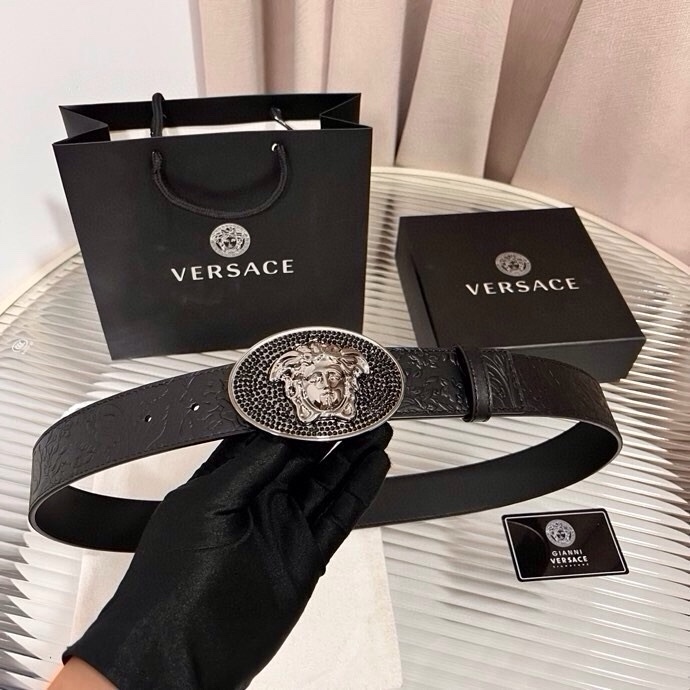 范思哲，新款牛皮革腰带，通体饰有Barocco压花图案。4.0cm