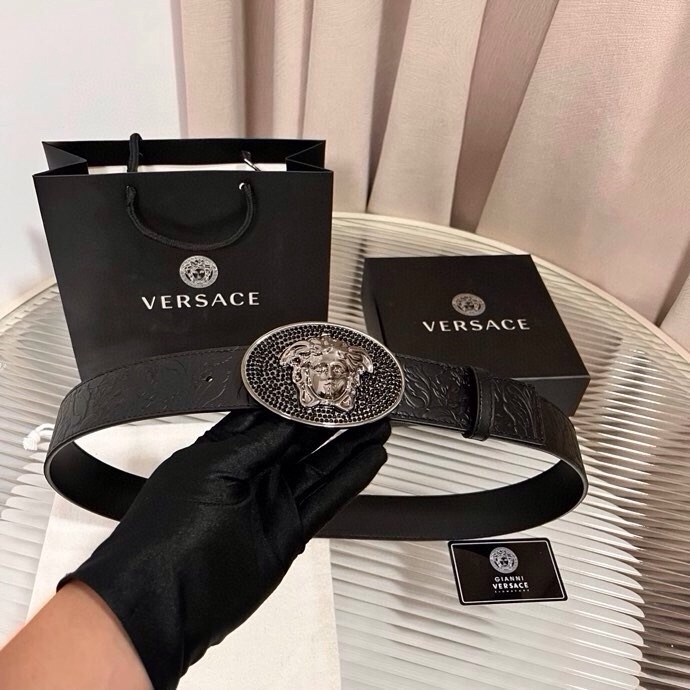 范思哲，新款牛皮革腰带，通体饰有Barocco压花图案。4.0cm