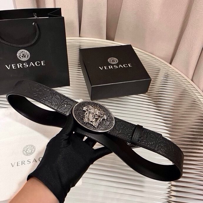 范思哲，新款牛皮革腰带，通体饰有Barocco压花图案。4.0cm