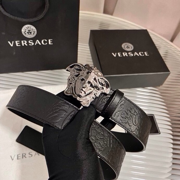 范思哲，新款牛皮革腰带，通体饰有Barocco压花图案。4.0cm