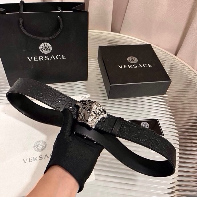 范思哲，新款牛皮革腰带，通体饰有Barocco压花图案。4.0cm