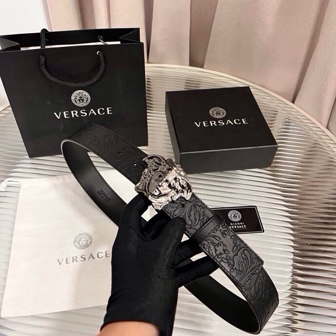 范思哲，新款牛皮革腰带，通体饰有Barocco压花图案。4.0cm