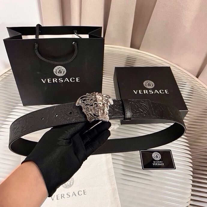 范思哲，新款牛皮革腰带，通体饰有Barocco压花图案。4.0cm