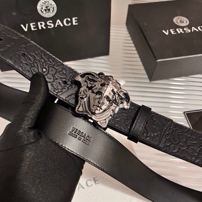 范思哲，新款牛皮革腰带，通体饰有Barocco压花图案。4.0cm