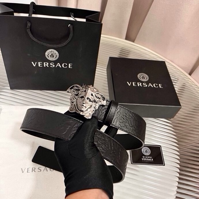 范思哲，新款牛皮革腰带，通体饰有Barocco压花图案。4.0cm