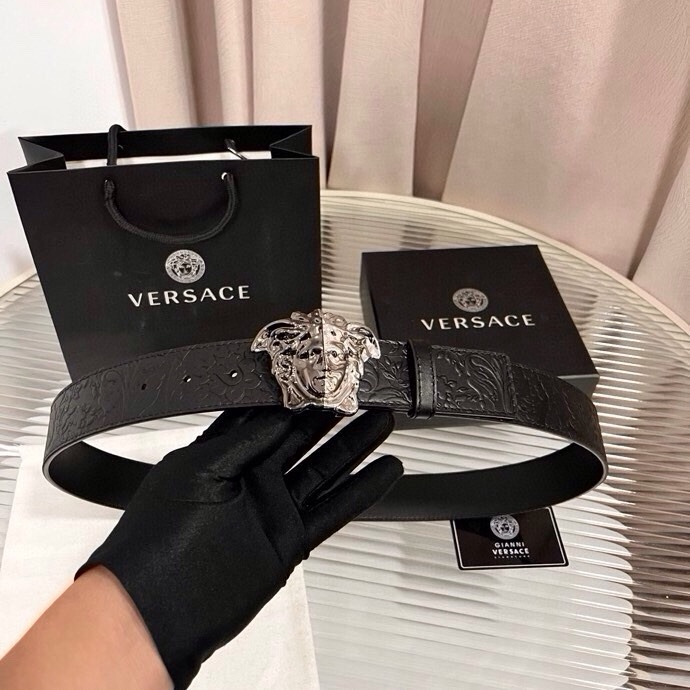 范思哲，新款牛皮革腰带，通体饰有Barocco压花图案。4.0cm