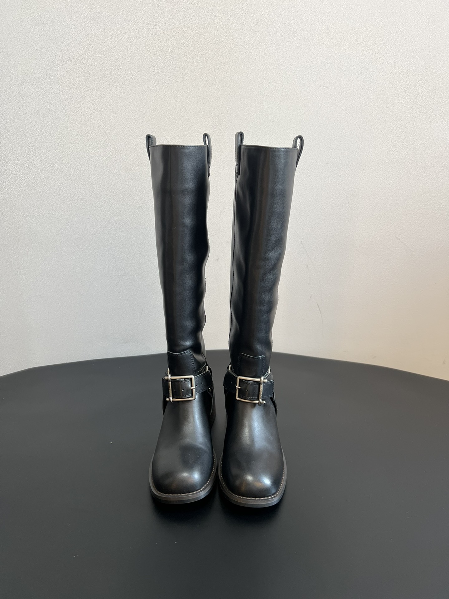 NO:630363,unfolio autumn and winter retro new knight boots. The shoe body is designed with a metal buckle, which adds a sense of fashion and design to the overall shape. It also plays a role in decorating and fixing the boot shaft; boots of different colors have slightly different details. The buckle design of the brown model is more layered, while the black model looks more neat. The thick heel design is moderate in height, which not only ensures fashion, but also provides good stability and comfort, making it easy to walk for a long time. Upper cowhide leather lining/velvet  Outsole Rubber outsole Size 35-41 (40.41 customization is not returnable), boots, boots, cowhide19860909unfolio 秋冬复古新款骑士靴 鞋身带有金属扣带设计,为整体造型增添了时尚感与设计感,同时也起到了装饰和固定靴筒的作用；不同颜色的靴子在细节处略有差异,棕色款的扣带设计更具层次感,黑色款则显得更为利落. 采用粗跟设计,高度适中,既保证了时尚度,又提供了良好的稳定性和舒适性,便于日常长时间行走. 鞋面牛皮 内里牛里/丝绒 大底橡胶大底 Size35-41码（40.41定制不退换）,靴子,boots,cowhide,Women's Shoes