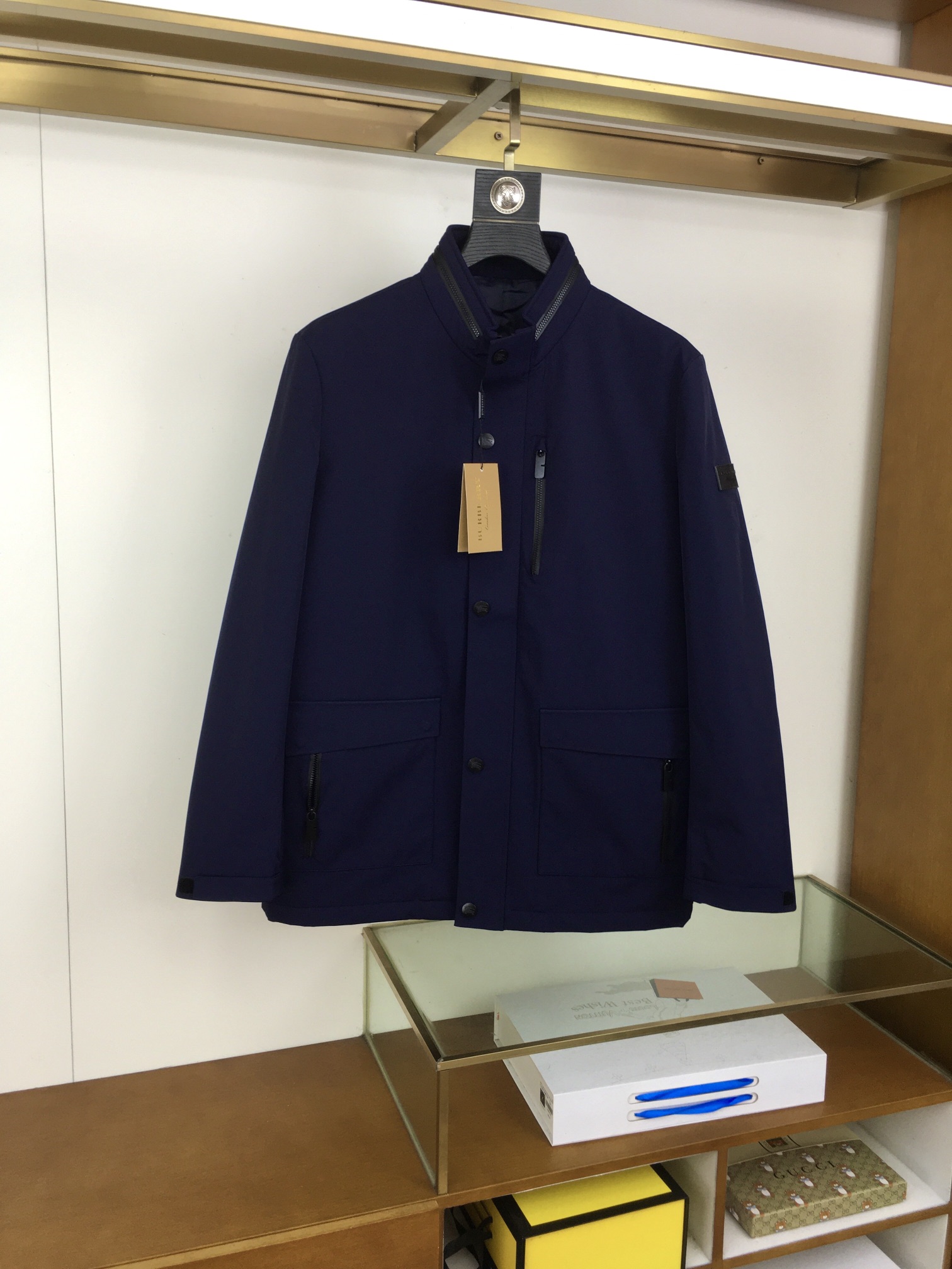 NO:611268,The new jacket 'Burber...y' 2025 is rarely available through trading company channels and will be sold simultaneously on the official website!  New men's jacket, high-end version!  The fabric is customized at the counter. The fabric is imported elastic polyester fiber and spandex, which is highly breathable and comfortable. The details are impeccable. The design concept of brand elements on the chest and the sleeves are spliced ​​with classic white contrasting colors, reflecting high quality. It feels delicate and soft!  It presents a casual cut and the upper body shape is awesome!  Size M-3XL - complete standard color royal blue, burberry, jackets & coats, jackets & coats, alexander wang19860909新品夹克《Burber...y》 2025贸易公司渠道稀出,同步官网发售！新款男士外套,高端版本！专柜定制面料 ,面料进口弹力聚酯纤维加氨纶透气舒适度高,细节无可挑剔,胸前品牌元素设计理念,袖子拼接经典白撞色,体现高品质.手感细腻柔软！呈现休闲裁剪,上身版型超赞！ 码数M-3XL-标齐全 颜色宝蓝,,burberry,jackets & coats,jackets & coats,alexander wang,Men's clothing