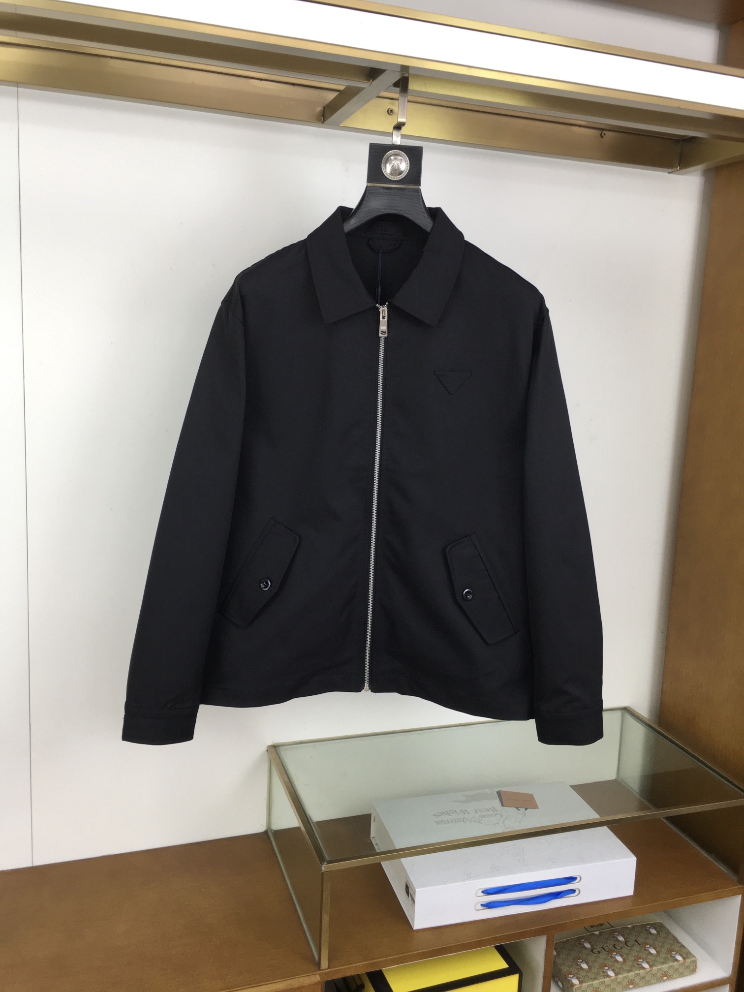 NO:611230,The new jacket 'Prad' 2025 is rarely available through trading company channels and will be sold simultaneously on the official website!  New men's jacket, high-end version!  The fabric is customized at the counter. The fabric is imported elastic polyester fiber and spandex, which is highly breathable and comfortable. The details are impeccable. The design concept of brand elements on the chest and the sleeves are spliced ​​with classic white contrasting colors, reflecting high quality. It feels delicate and soft!  It presents a casual cut and the upper body shape is awesome!  Size M-3XL - complete standard color black, prada, jackets & coats, jackets & coats, alexander wang19860909新品夹克《Prad》 2025贸易公司渠道稀出,同步官网发售！新款男士外套,高端版本！专柜定制面料 ,面料进口弹力聚酯纤维加氨纶透气舒适度高,细节无可挑剔,胸前品牌元素设计理念,袖子拼接经典白撞色,体现高品质.手感细腻柔软！呈现休闲裁剪,上身版型超赞！ 码数M-3XL-标齐全 颜色黑色,,prada,jackets & coats,jackets & coats,alexander wang,Men's clothing