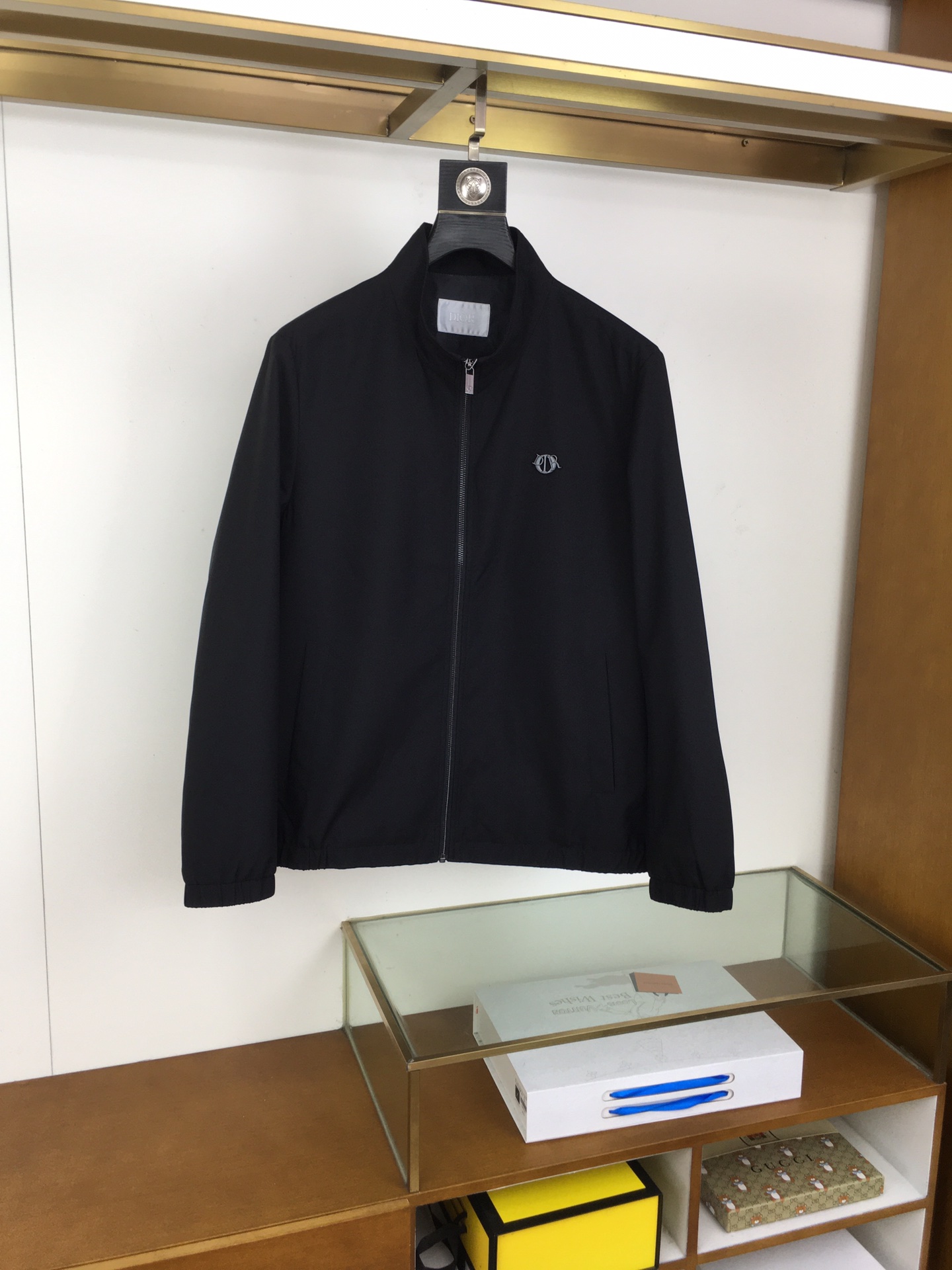 NO:611235,The new jacket 'Dio..r' 2025 is rarely available through trading company channels and will be sold simultaneously on the official website!  New men's jacket, high-end version!  The fabric is customized at the counter. The fabric is imported elastic polyester fiber and spandex, which is highly breathable and comfortable. The details are impeccable. The design concept of brand elements on the chest and the sleeves are spliced ​​with classic white contrasting colors, reflecting high quality. It feels delicate and soft!  It presents a casual cut and the upper body shape is awesome!  Size M-3XL - complete standard color black, dior, jackets & coats, jackets & coats, alexander wang19860909新品夹克《Dio..r》 2025贸易公司渠道稀出,同步官网发售！新款男士外套,高端版本！专柜定制面料 ,面料进口弹力聚酯纤维加氨纶透气舒适度高,细节无可挑剔,胸前品牌元素设计理念,袖子拼接经典白撞色,体现高品质.手感细腻柔软！呈现休闲裁剪,上身版型超赞！ 码数M-3XL-标齐全 颜色黑色,,dior,jackets & coats,jackets & coats,alexander wang,Men's clothing