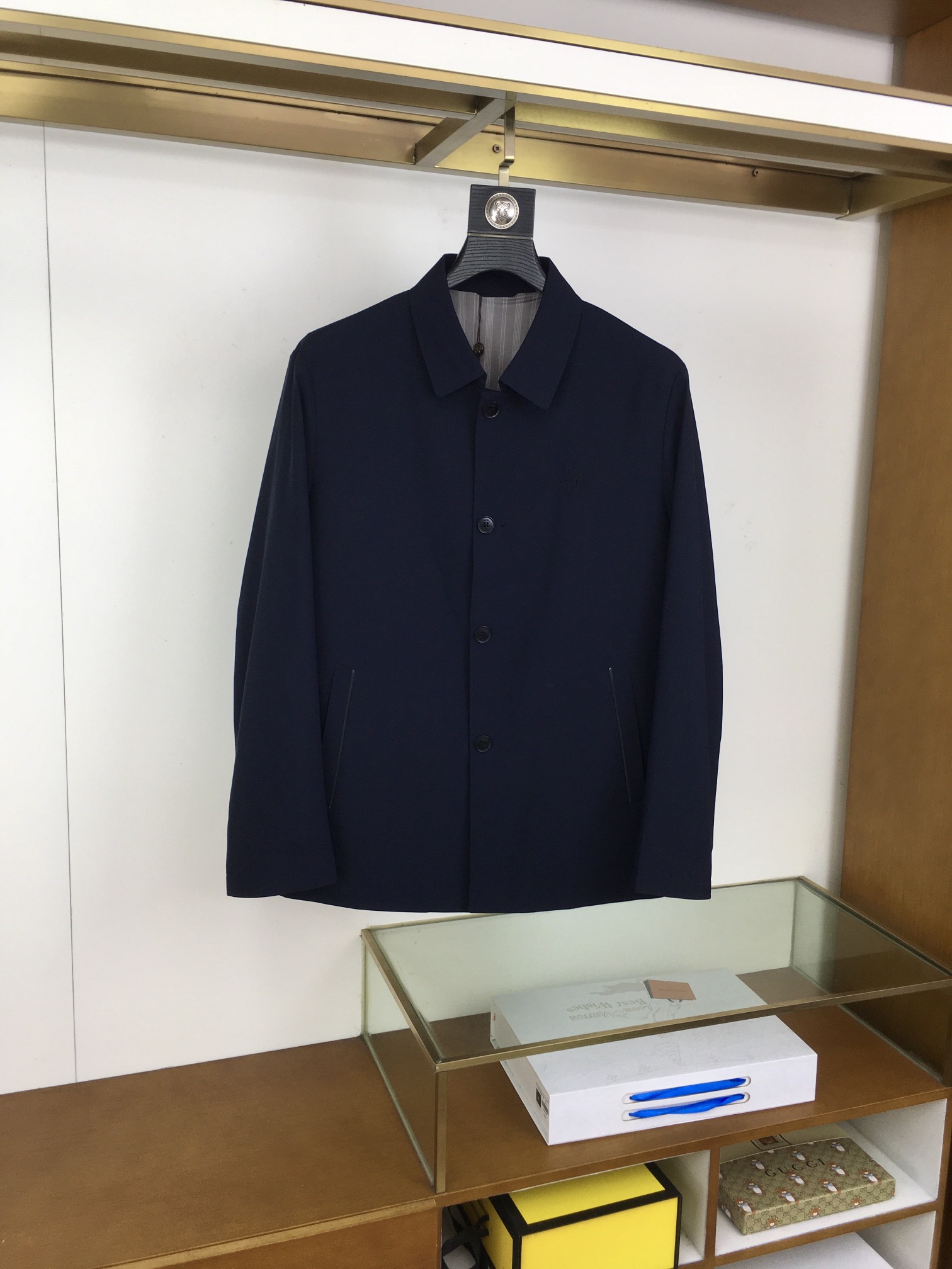 NO:611240,The new jacket 'LP' will be released through trading company channels in 2025 and will be released simultaneously on the official website!  New men's jacket, high-end version!  The fabric is customized at the counter. The fabric is imported elastic polyester fiber and spandex, which is highly breathable and comfortable. The details are impeccable. The design concept of brand elements on the chest and the sleeves are spliced ​​with classic white contrasting colors, reflecting high quality. It feels delicate and soft!  It presents a casual cut and the upper body shape is awesome!  Size M-3XL-complete standard color navy blue,,loro piana,jackets & coats,jackets & coats,alexander wang19860909新品夹克《LP》 2025贸易公司渠道稀出,同步官网发售！新款男士外套,高端版本！专柜定制面料 ,面料进口弹力聚酯纤维加氨纶透气舒适度高,细节无可挑剔,胸前品牌元素设计理念,袖子拼接经典白撞色,体现高品质.手感细腻柔软！呈现休闲裁剪,上身版型超赞！ 码数M-3XL-标齐全 颜色藏蓝色,,loro piana,jackets & coats,jackets & coats,alexander wang,Men's clothing