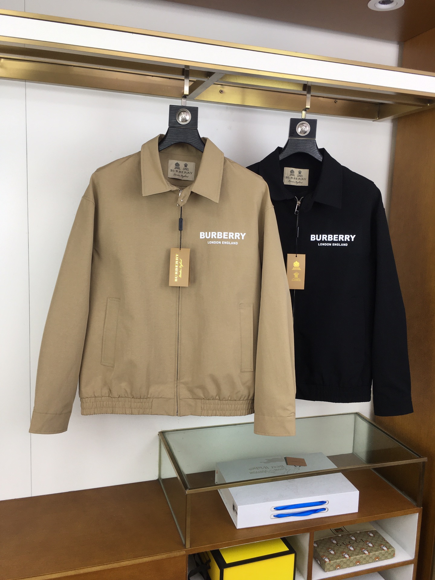 NO:611256,The new jacket 'Burber..y' 2025 is rarely available through trading company channels and will be sold simultaneously on the official website!  New men's jacket, high-end version!  The fabric is customized at the counter. The fabric is imported elastic polyester fiber and spandex, which is highly breathable and comfortable. The details are impeccable. The design concept of brand elements on the chest and the sleeves are spliced ​​with classic white contrasting colors, reflecting high quality. It feels delicate and soft!  It presents a casual cut and the upper body shape is awesome!  Size M-3XL - complete standard color black khaki,,burberry,jackets & coats,jackets & coats,alexander wang19860909新品夹克《Burber..y》 2025贸易公司渠道稀出,同步官网发售！新款男士外套,高端版本！专柜定制面料 ,面料进口弹力聚酯纤维加氨纶透气舒适度高,细节无可挑剔,胸前品牌元素设计理念,袖子拼接经典白撞色,体现高品质.手感细腻柔软！呈现休闲裁剪,上身版型超赞！ 码数M-3XL-标齐全 颜色黑色卡其,,burberry,jackets & coats,jackets & coats,alexander wang,Men's clothing