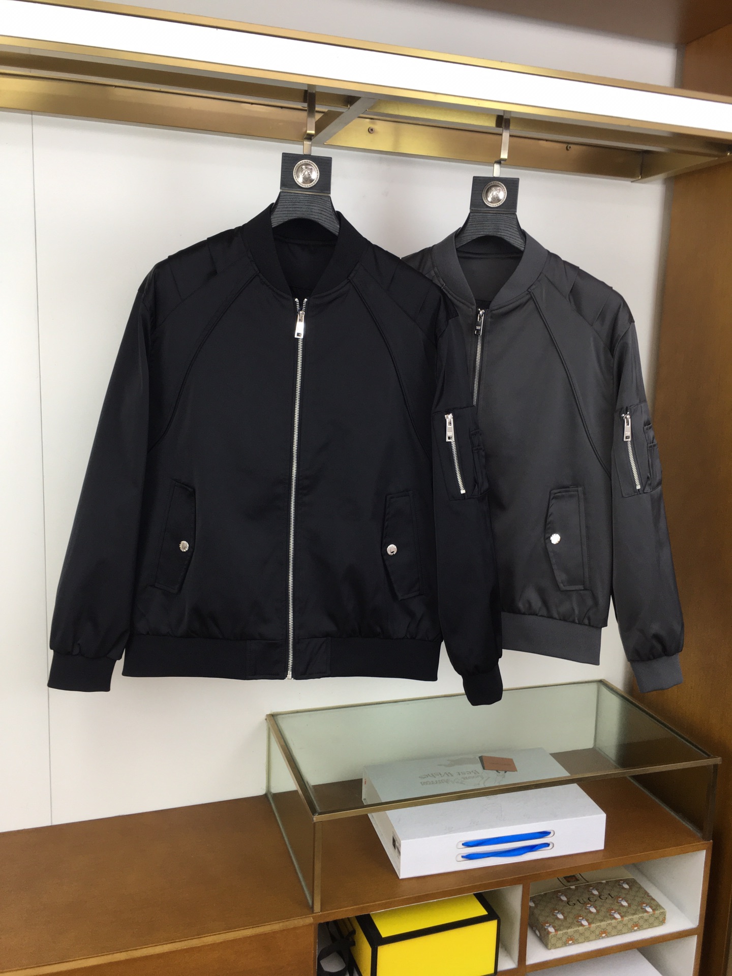 NO:611248,The new jacket 'Prad' 2025 is rarely available through trading company channels and will be sold simultaneously on the official website!  New men's jacket, high-end version!  The fabric is customized at the counter. The fabric is imported elastic polyester fiber and spandex, which is highly breathable and comfortable. The details are impeccable. The design concept of brand elements on the chest and the sleeves are spliced ​​with classic white contrasting colors, reflecting high quality. It feels delicate and soft!  It presents a casual cut and the upper body shape is awesome!  Size M-3XL - complete standard color black gray, prada, jackets & coats, jackets & coats, alexander wang19860909新品夹克《Prad》 2025贸易公司渠道稀出,同步官网发售！新款男士外套,高端版本！专柜定制面料 ,面料进口弹力聚酯纤维加氨纶透气舒适度高,细节无可挑剔,胸前品牌元素设计理念,袖子拼接经典白撞色,体现高品质.手感细腻柔软！呈现休闲裁剪,上身版型超赞！ 码数M-3XL-标齐全 颜色黑色灰色,,prada,jackets & coats,jackets & coats,alexander wang,Men's clothing