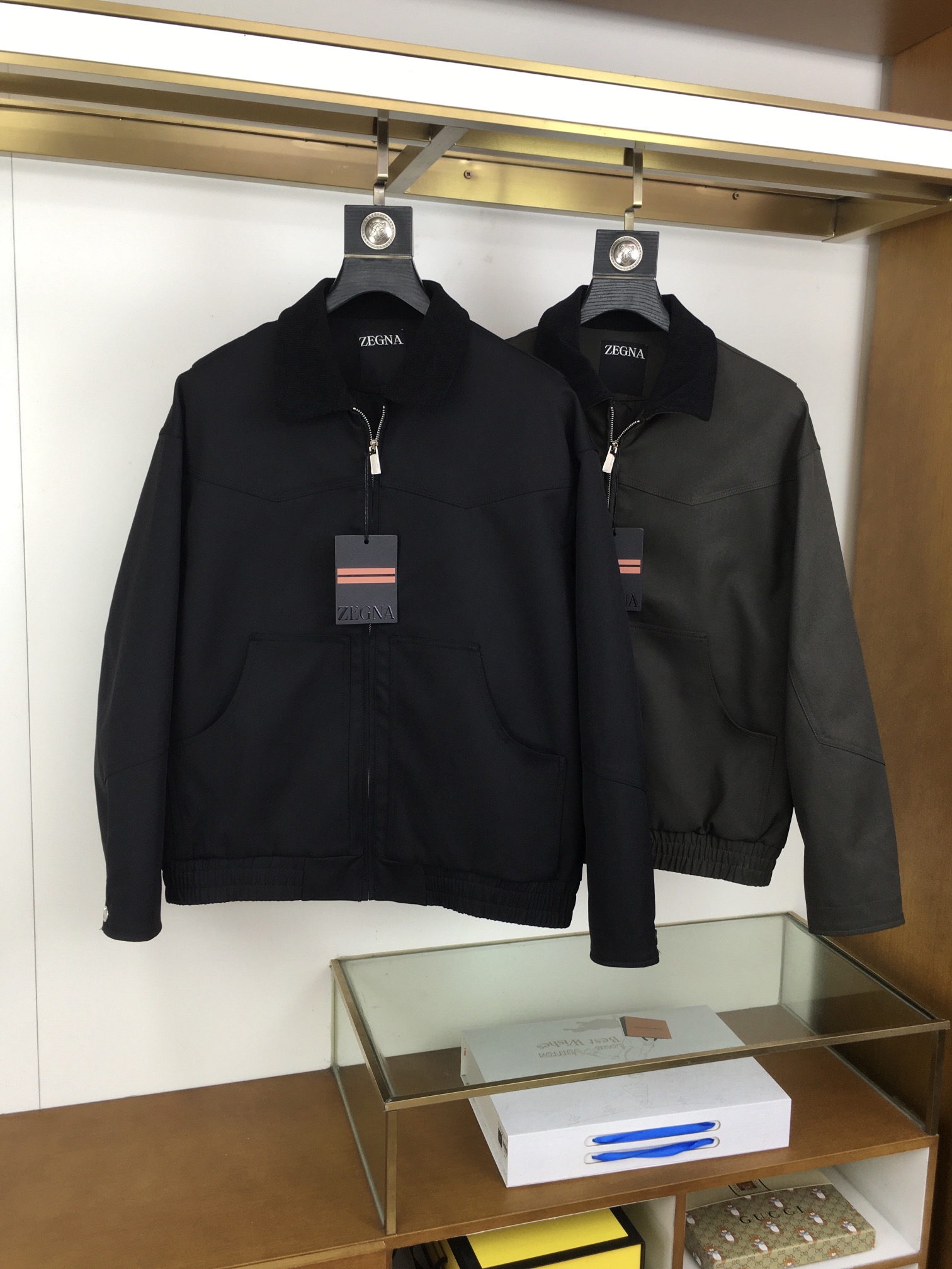 NO:611252,The new jacket 'Zegn' 2025 is rarely available through trading company channels and will be sold simultaneously on the official website!  New men's jacket, high-end version!  The fabric is customized at the counter. The fabric is imported elastic polyester fiber and spandex, which is highly breathable and comfortable. The details are impeccable. The design concept of brand elements on the chest and the sleeves are spliced ​​with classic white contrasting colors, reflecting high quality. It feels delicate and soft!  It presents a casual cut and the upper body shape is awesome!  Size M-3XL-complete standard color black gray,,jackets & coats,jackets & coats,alexander wang19860909新品夹克《Zegn》 2025贸易公司渠道稀出,同步官网发售！新款男士外套,高端版本！专柜定制面料 ,面料进口弹力聚酯纤维加氨纶透气舒适度高,细节无可挑剔,胸前品牌元素设计理念,袖子拼接经典白撞色,体现高品质.手感细腻柔软！呈现休闲裁剪,上身版型超赞！ 码数M-3XL-标齐全 颜色黑色灰色,,jackets & coats,jackets & coats,alexander wang,Men's clothing