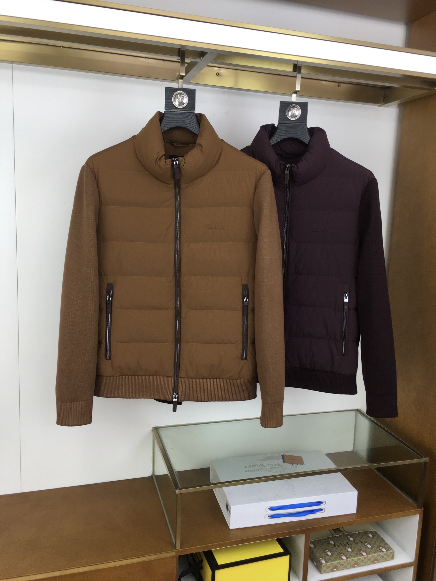 NO:681398,New products at the counter, down jacket [Zegna] 25 autumn and winter fashionable small stand-up collar knitted sleeves and light down, filled with 80g-90 white duck down, light and stylish, not bloated on the upper body, quite typical Italian style fashion, trading company channel premium product  The fabric selection and craftsmanship are very sophisticated, which is very consistent with the aesthetic tone of the Z family. It is low-key and luxurious, elegant and noble. Every detail proves the brand's own high-end sense. The whole body embodies the Italian minimalist, capable and outdoor functional style to the extreme.  Interpretation, both elegant and harmonious, the upper body is full of shape, a treasure-level functional equipment that combines fashion sense and design sense, creating a unique styling item, improved pilot shape design, classic small stand-up collar design, retro and age-reducing and very fashionable!  Fabrics imported from Italy. The texture is as delicate as baby skin. It has superior stiffness, is quite elegant and fashionable!  The color is light and versatile, the cut is smart and neat, the upper body instantly highlights the spirit, the style is full, and it can easily control various body types. It is a jacket that perfectly combines business commuting and outdoor leisure. It is a piece of equipment with extremely high wearability and attendance rate!  Color Black White Gray Red Brown Royal Blue Size M L XL 2XL 3XL,,zegna,jackets & coats,down jacket,19860909专柜新品 羽绒服【Zegna-杰尼亚】 25秋冬时尚小立领针织袖轻薄羽绒 内冲80g-90白鸭绒,轻薄有型,上身不臃肿,颇具意大利典型风格的时装,贸易公司渠道臻品 在面料选取和工艺方面都相当考究,极符合Z家族美学基调,低调且奢华,优雅且高贵,每一个细节都在力证品牌自身的高级感,通体将意式的极简、干练和户外功能性风格极致诠释,亦庄亦谐,上身型款十足,集时装感与设计感的一款宝藏级功能型装备,塑造出别具一格的造型单品,改良式的飞行员造型设计,经典的小立领设计,复古减龄又非常时髦！ 意大利客供进口面料.质感如婴儿皮肤一样细腻.挺括性优越,颇为优雅且时髦！配色轻熟百搭,版型剪裁干练利落,上身瞬间凸显出精神感,型款十足,轻松驾驭各种身型,商务通勤与户外休闲完美兼备的一款外套,属于实穿性出勤率极高的一款装备！ 颜色黑色 白色 灰色 红色 棕色 宝蓝色 码数M L XL 2XL 3XL,,zegna,jackets & coats,down jacket,,Men's clothing