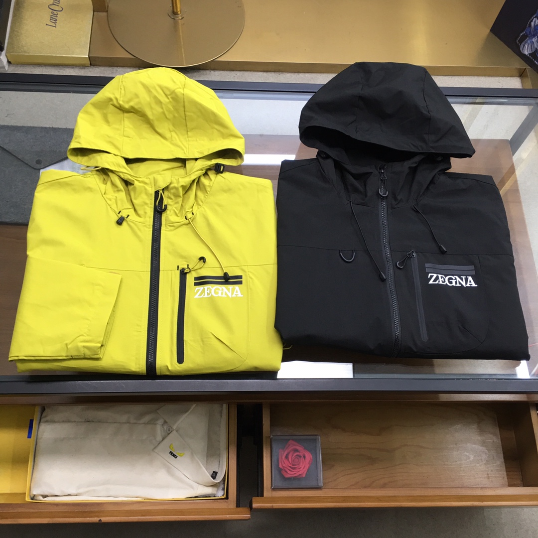 NO:613458,New jacket [Zegn] 25 official website of the same high-end men's windbreaker jacket, fashionable and casual high-end version!  Custom-made fabrics at the counter are highly breathable and comfortable, with impeccable details and brand element design concepts, reflecting the high-quality, delicate and soft feel!  It presents a casual cut and the upper body shape is awesome!  Size M/48-3XL/56,,jackets & coats,jackets & coats,alexander wang19860909新品夹克【Zegn】 25官网同款高端 男士风衣夹克外套时尚休闲高端版本！专柜定制面料 透气舒适度高,细节无可挑剔,品牌元素设计理念,体现高品质手感细腻柔软！呈现休闲裁剪,上身版型超赞！码数M/48-3XL/56,,jackets & coats,jackets & coats,alexander wang,Men's clothing