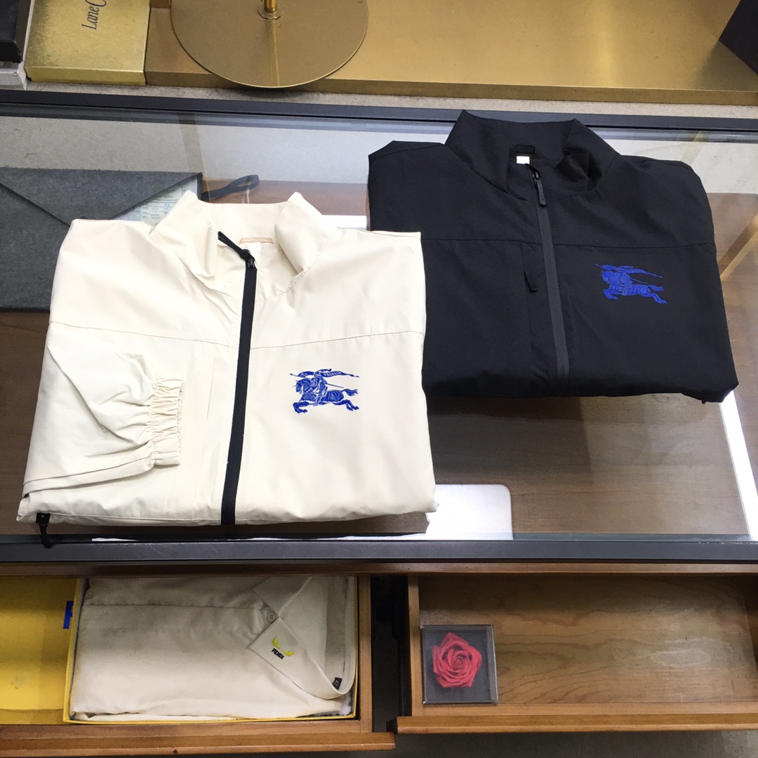 NO:613432,New jacket [Burber..y] 25 official website of the same high-end men's windbreaker jacket, fashionable and casual high-end version!  Custom-made fabrics at the counter are highly breathable and comfortable, with impeccable details and brand element design concepts, reflecting the high-quality, delicate and soft feel!  It presents a casual cut and the upper body shape is awesome!  Size M/48-3XL/56,,burberry,jackets & coats,jackets & coats,alexander wang19860909新品夹克【Burber..y】 25官网同款高端 男士风衣夹克外套时尚休闲高端版本！专柜定制面料 透气舒适度高,细节无可挑剔,品牌元素设计理念,体现高品质手感细腻柔软！呈现休闲裁剪,上身版型超赞！码数M/48-3XL/56,,burberry,jackets & coats,jackets & coats,alexander wang,Men's clothing