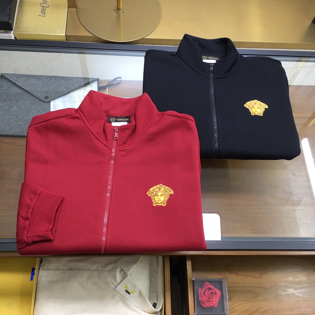 NO:613438,New Jacket [Versac] 25 Official website of the same high-end men's windbreaker jacket, fashionable and casual high-end version!  Custom-made fabrics at the counter are highly breathable and comfortable, with impeccable details and brand element design concepts, reflecting the high-quality, delicate and soft feel!  It presents a casual cut and the upper body shape is awesome!  Size M/48-3XL/56,,versace,jackets & coats,jackets & coats,alexander wang19860909新品夹克【Versac】 25官网同款高端 男士风衣夹克外套时尚休闲高端版本！专柜定制面料 透气舒适度高,细节无可挑剔,品牌元素设计理念,体现高品质手感细腻柔软！呈现休闲裁剪,上身版型超赞！码数M/48-3XL/56,,versace,jackets & coats,jackets & coats,alexander wang,Men's clothing