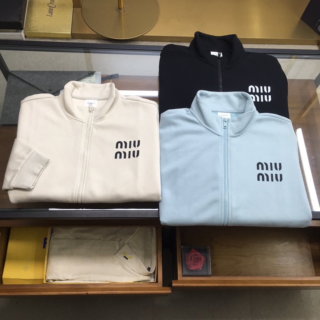 NO:613446,New jacket [miu] 25 official website of the same high-end men's windbreaker jacket, fashionable and casual high-end version!  Custom-made fabrics at the counter are highly breathable and comfortable, with impeccable details and brand element design concepts, reflecting the high-quality, delicate and soft feel!  It presents a casual cut and the upper body shape is awesome!  Size M/48-3XL/56,,miumiu,jackets & coats,jackets & coats,alexander wang19860909新品夹克【miu】 25官网同款高端 男士风衣夹克外套时尚休闲高端版本！专柜定制面料 透气舒适度高,细节无可挑剔,品牌元素设计理念,体现高品质手感细腻柔软！呈现休闲裁剪,上身版型超赞！码数M/48-3XL/56,,miumiu,jackets & coats,jackets & coats,alexander wang,Men's clothing