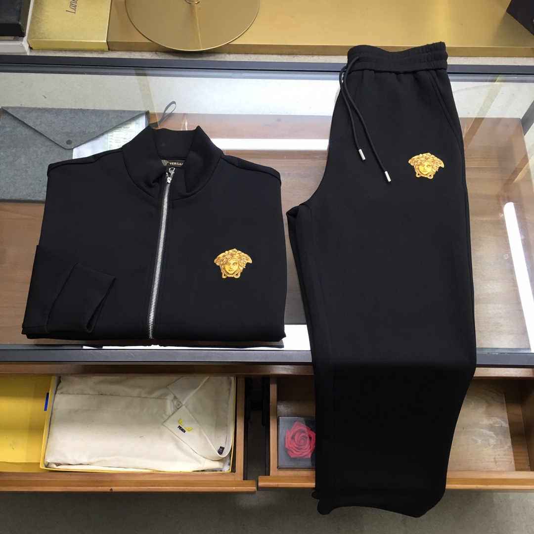 NO:613468,New product suit [Versac] 2025 autumn and winter new casual air layer fabric suit, warm, comfortable and casual!  Full of high-end feel!  The details are exquisite and high-end, and the workmanship is impeccable!  The original high-end fabric is very high-end!  The fabric is crisp, anti-wrinkle and wear-resistant, warm, neat and stylish. Everyone must buy a set this autumn and winter. They must look cool and cool when wearing it. This is a particularly recommended model from our store!  M-3XL,,versace,alexander wang19860909新品套装【Versac思哲】 2025秋冬新款同款休闲空气层面料套装,保暖舒适休闲！高级感满满！细节精致高档,做工无可挑剔！原版高端面料很显高级！面料挺括抗皱耐磨,保暖利落有型 这个秋冬每人必须入手一套 穿上必须是醉帅气的 咋们家特别推荐款！M-3XL,,versace,alexander wang,Men's clothing