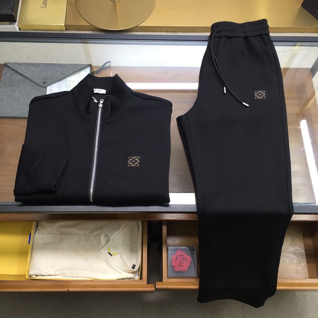 NO:681395,New product suit [Loew] 2025 autumn and winter new style casual air layer fabric suit, warm, comfortable and casual!  Full of high-end feel!  The details are exquisite and high-end, and the workmanship is impeccable!  The original high-end fabric is very high-end!  The fabric is crisp, anti-wrinkle and wear-resistant, warm, neat and stylish. Everyone must buy a set this autumn and winter. They must look cool and cool when wearing it. This is a particularly recommended model from our store!  M-3XL,,loewe,19860909新品套装【Loew】 2025秋冬新款同款休闲空气层面料套装,保暖舒适休闲！高级感满满！细节精致高档,做工无可挑剔！原版高端面料很显高级！面料挺括抗皱耐磨,保暖利落有型 这个秋冬每人必须入手一套 穿上必须是醉帅气的 咋们家特别推荐款！M-3XL,,loewe,,Men's clothing