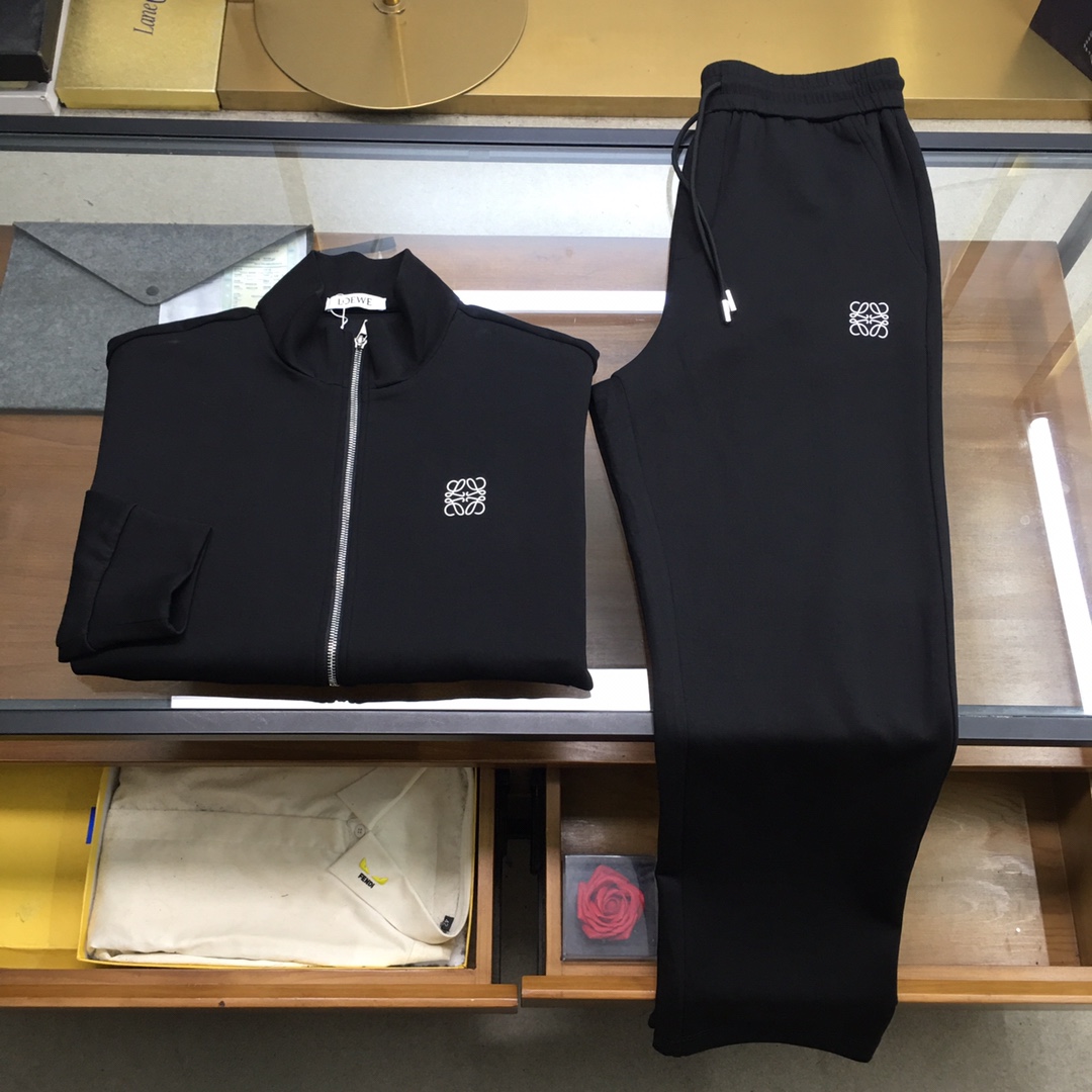 NO:681388,New product suit [Loew] 2025 autumn and winter new style casual air layer fabric suit, warm, comfortable and casual!  Full of high-end feel!  The details are exquisite and high-end, and the workmanship is impeccable!  The original high-end fabric is very high-end!  The fabric is crisp, anti-wrinkle and wear-resistant, warm, neat and stylish. Everyone must buy a set this autumn and winter. They must look cool and cool when wearing it. This is a particularly recommended model from our store!  M-3XL,,loewe,19860909新品套装【Loew】 2025秋冬新款同款休闲空气层面料套装,保暖舒适休闲！高级感满满！细节精致高档,做工无可挑剔！原版高端面料很显高级！面料挺括抗皱耐磨,保暖利落有型 这个秋冬每人必须入手一套 穿上必须是醉帅气的 咋们家特别推荐款！M-3XL,,loewe,,Men's clothing