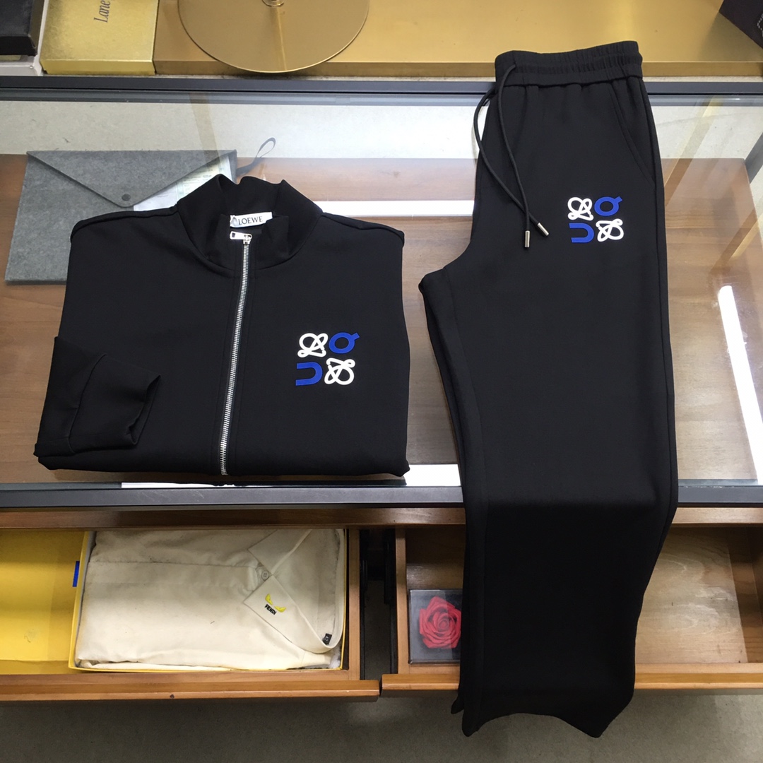 NO:613474,New product suit [Loew] 2025 autumn and winter new style casual air layer fabric suit, warm, comfortable and casual!  Full of high-end feel!  The details are exquisite and high-end, and the workmanship is impeccable!  The original high-end fabric is very high-end!  The fabric is crisp, anti-wrinkle and wear-resistant, warm, neat and stylish. Everyone must buy a set this autumn and winter. They must look cool and cool when wearing it. This is a particularly recommended model from our store!  M-3XL,,loewe,alexander wang19860909新品套装【Loew】 2025秋冬新款同款休闲空气层面料套装,保暖舒适休闲！高级感满满！细节精致高档,做工无可挑剔！原版高端面料很显高级！面料挺括抗皱耐磨,保暖利落有型 这个秋冬每人必须入手一套 穿上必须是醉帅气的 咋们家特别推荐款！M-3XL,,loewe,alexander wang,Men's clothing