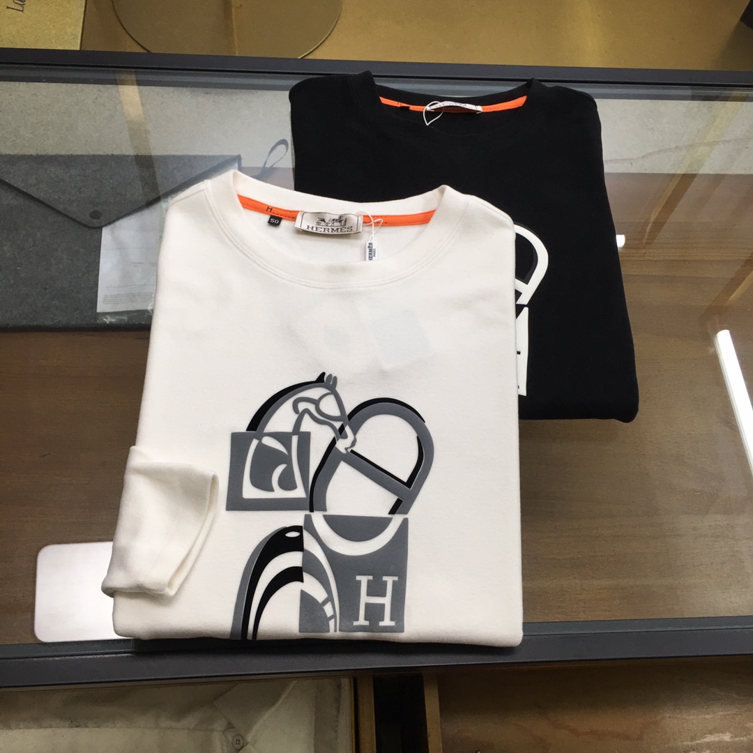 NO:613517,New product 'Love...' Long-sleeved bottoming shirt New product for autumn and winter 2025!  High-end ready-to-wear series, fashionable, light luxury, classic and fashionable round neck long-sleeved bottoming shirt, selected from high-quality 74.9 polyester fiber, 5.3 sheep wool, 19.8 viscose fiber blended custom fabrics, exquisitely embroidered logo in contrasting colors on the chest, iconic brands use contrasting colors for three-dimensional embroidery, black white M-3XL..,, alexander wang19860909新品《爱...》 长袖打底衫 2025秋冬季节新品！高端成衣系列时尚轻奢经典时尚圆领长袖打底衫,甄选优质74.9聚酯纤维、5.3绵羊毛,19.8粘纤混纺定制面料,胸前撞色精美刺绣Logo徽标,标志性品牌使用撞色进行立体刺绣立体 黑色 白色 M-3XL..,,alexander wang,Men's clothing