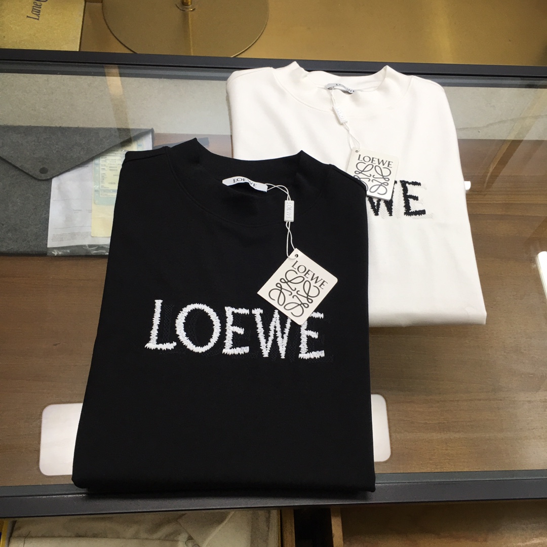 NO:613493,New product 'Loew...' Half turtleneck long-sleeved bottoming shirt New product for autumn and winter 2025!  High-end ready-to-wear series, fashionable, light luxury, classic and fashionable round neck long-sleeved bottoming shirt, selected from high-quality 74.9 polyester fiber, 5.3 sheep wool, 19.8 viscose fiber blended custom fabrics, exquisitely embroidered logo in contrasting colors on the chest, the iconic brand uses contrasting colors for three-dimensional embroidery, black white M-3XL..,,loewe,alexander wang19860909新品《Loew...》 半高领长袖打底衫 2025秋冬季节新品！高端成衣系列时尚轻奢经典时尚圆领长袖打底衫,甄选优质74.9聚酯纤维、5.3绵羊毛,19.8粘纤混纺定制面料,胸前撞色精美刺绣Logo徽标,标志性品牌使用撞色进行立体刺绣立体 黑色 白色 M-3XL..,,loewe,alexander wang,Men's clothing