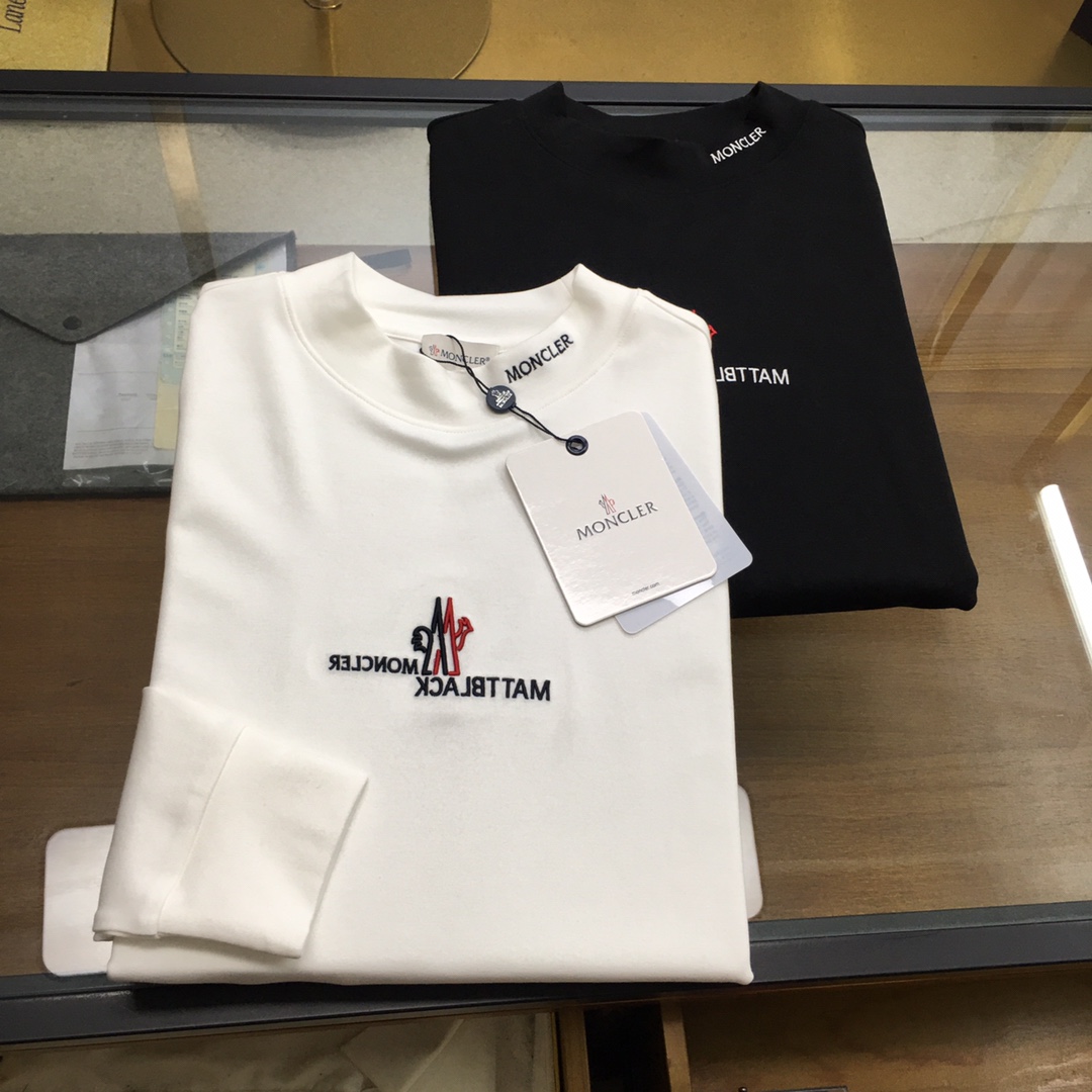 NO:613498,New product 'Moncle...' Half turtleneck long-sleeved bottoming shirt 2025 autumn and winter new product!  High-end ready-to-wear series, fashionable, light luxury, classic and fashionable round neck long-sleeved bottoming shirt, selected from high-quality 74.9 polyester fiber, 5.3 sheep wool, 19.8 viscose fiber blended custom fabrics, exquisitely embroidered logo in contrasting colors on the chest, iconic brands use contrasting colors for three-dimensional embroidery, black white M-3XL..,, alexander wang19860909新品《Moncle...》 半高领长袖打底衫 2025秋冬季节新品！高端成衣系列时尚轻奢经典时尚圆领长袖打底衫,甄选优质74.9聚酯纤维、5.3绵羊毛,19.8粘纤混纺定制面料,胸前撞色精美刺绣Logo徽标,标志性品牌使用撞色进行立体刺绣立体 黑色 白色 M-3XL..,,alexander wang,Men's clothing