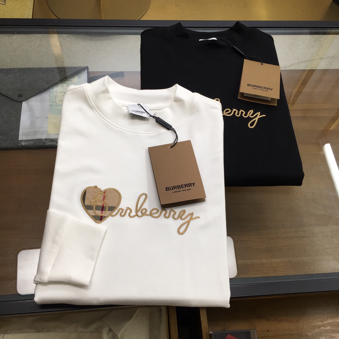 NO:613504,New product 'Burber..y...' Half turtleneck long-sleeved bottoming shirt 2025 autumn and winter new product!  High-end ready-to-wear series, fashionable, light luxury, classic and fashionable round neck long-sleeved bottoming shirt, selected from high-quality 74.9 polyester fiber, 5.3 sheep wool, 19.8 viscose fiber blended custom fabrics, exquisitely embroidered logo in contrasting colors on the chest, iconic brands use contrasting colors for three-dimensional embroidery, black, white, M-3XL..,, burberry, alexander wang19860909新品《Burber..y...》 半高领长袖打底衫 2025秋冬季节新品！高端成衣系列时尚轻奢经典时尚圆领长袖打底衫,甄选优质74.9聚酯纤维、5.3绵羊毛,19.8粘纤混纺定制面料,胸前撞色精美刺绣Logo徽标,标志性品牌使用撞色进行立体刺绣立体 黑色 白色 M-3XL..,,burberry,alexander wang,Men's clothing
