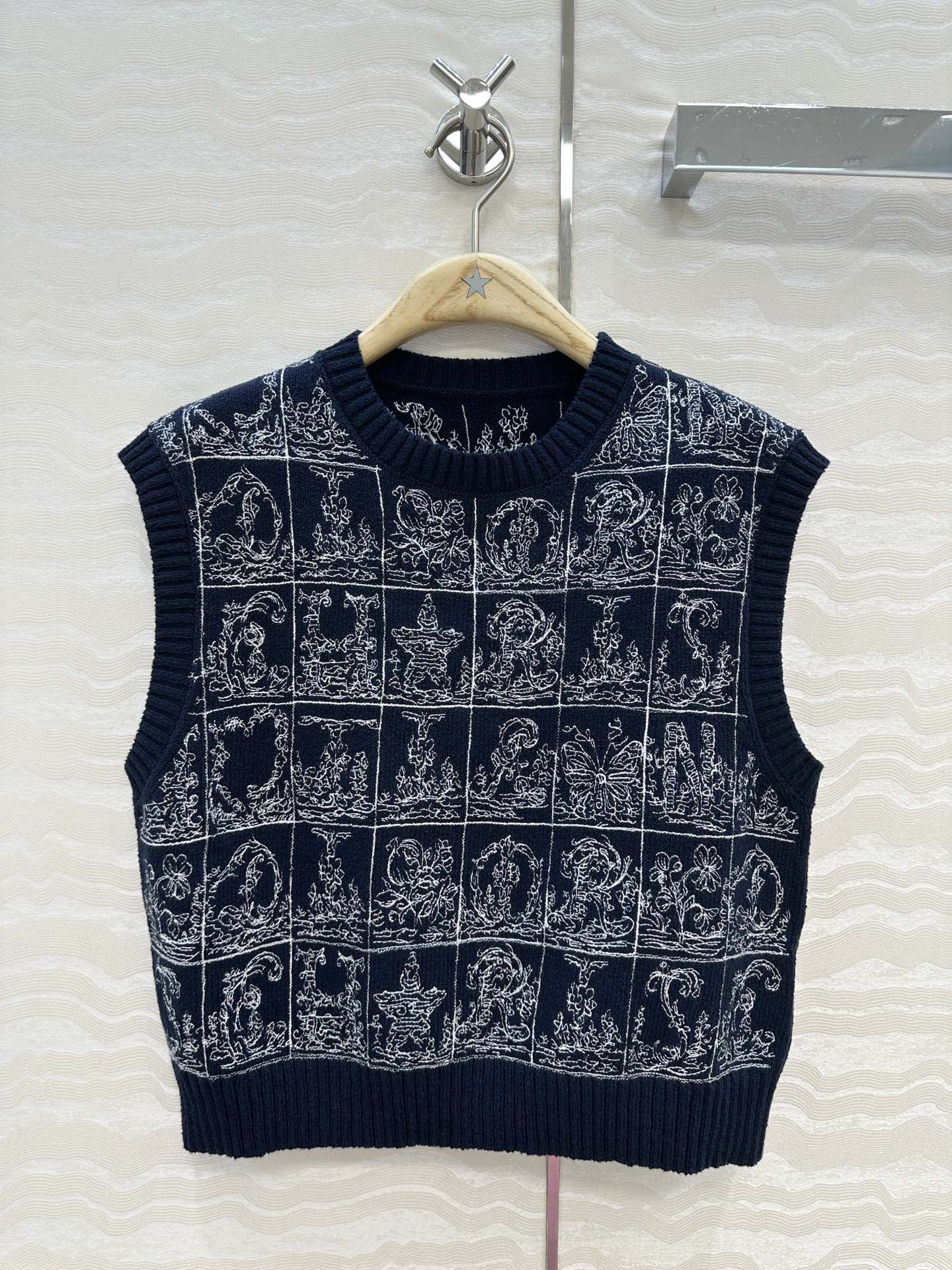 高端原单品质💋Miss D*限定新品！重工AlP🆕habet字母刺绣圆领背心小上衣，认准我家品质❤️定制