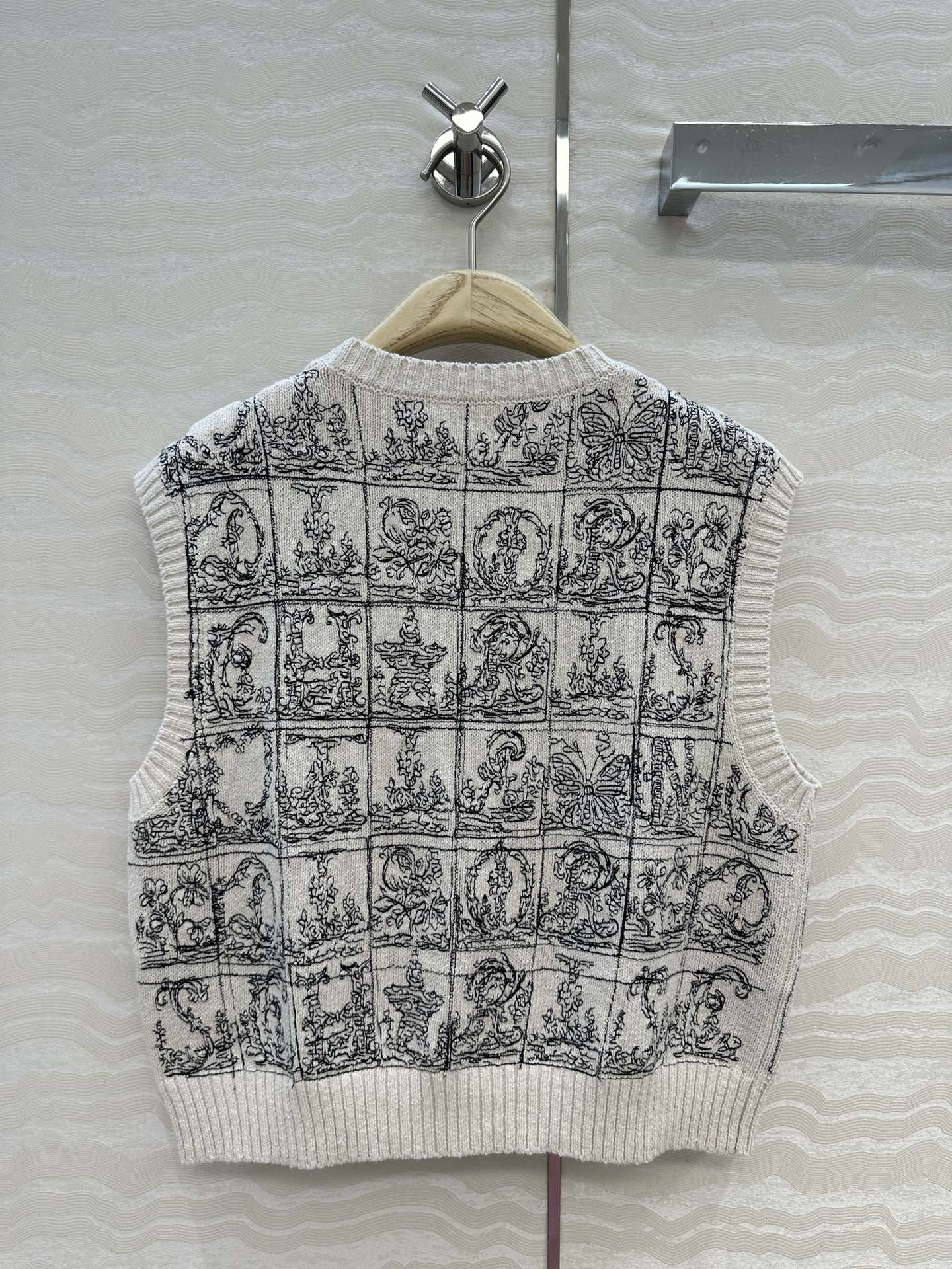 高端原单品质💋Miss D*限定新品！重工AlP🆕habet字母刺绣圆领背心小上衣，认准我家品质❤️定制