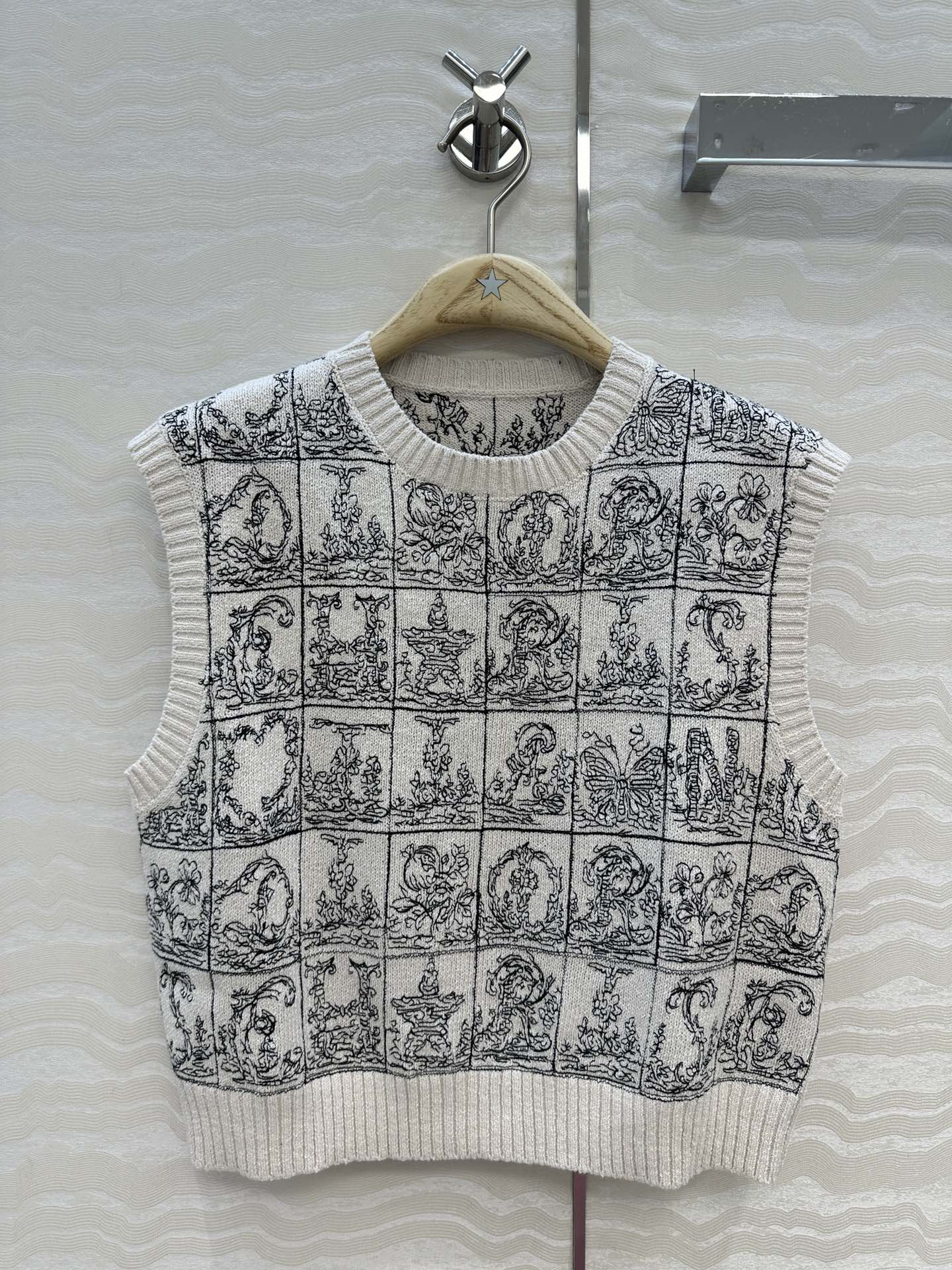 高端原单品质💋Miss D*限定新品！重工AlP🆕habet字母刺绣圆领背心小上衣，认准我家品质❤️定制