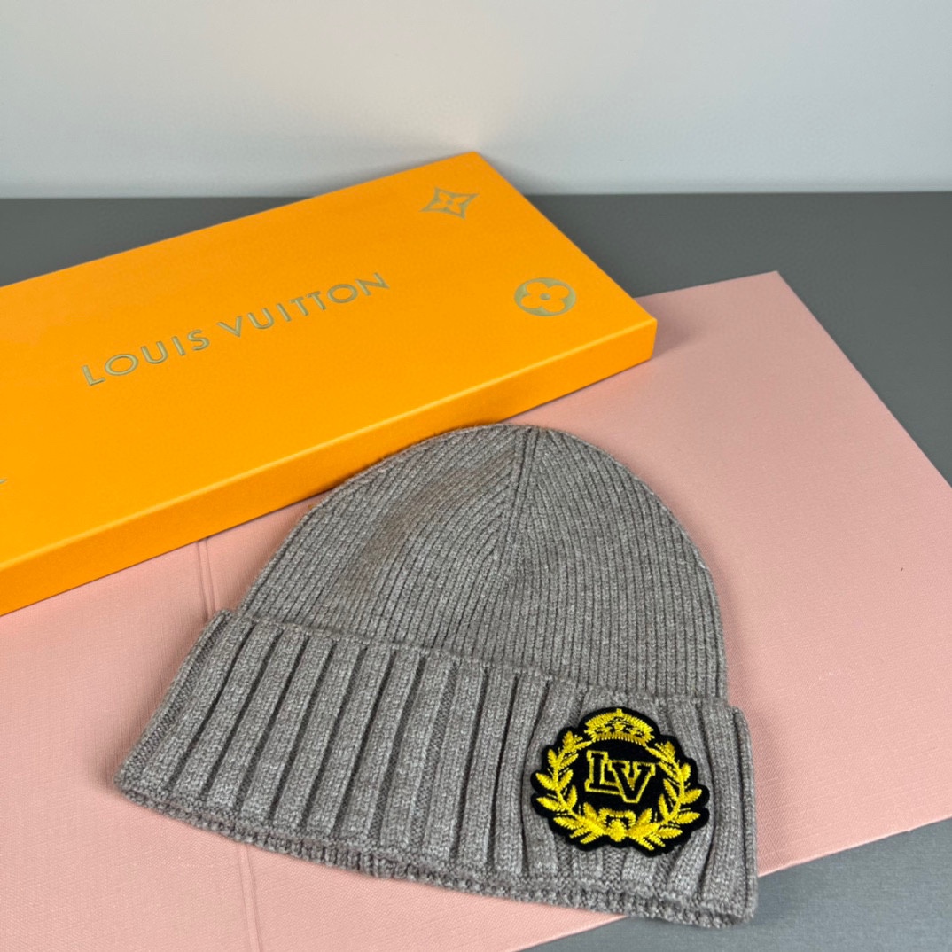 NO:580544,Comes with dust bag. LOUIS VUITTON's official best-selling style, wool knitted beanie, fashionable, high-quality, high-end, super soft!  It’s super hot and has great texture. It’s great to match when out on the street!  Fashion trends!  A must-have item for autumn and winter, get it now!  Hat bucket hat baseball cap knitted hat,hat,louis vuitton,louis vuitton,espadrilles,hats19860909配防尘袋 路易威登LOUIS VUITTON官方热卖爆款,羊毛针织毛线帽,时尚好品质高端大气,超柔软！超火爆质感很赞,出街超好搭配！时尚潮流！秋冬必备单品,快快入手哦！帽子渔夫帽棒球帽针织帽,帽子,louis vuitton,louis vuitton,espadrilles,hats,hat