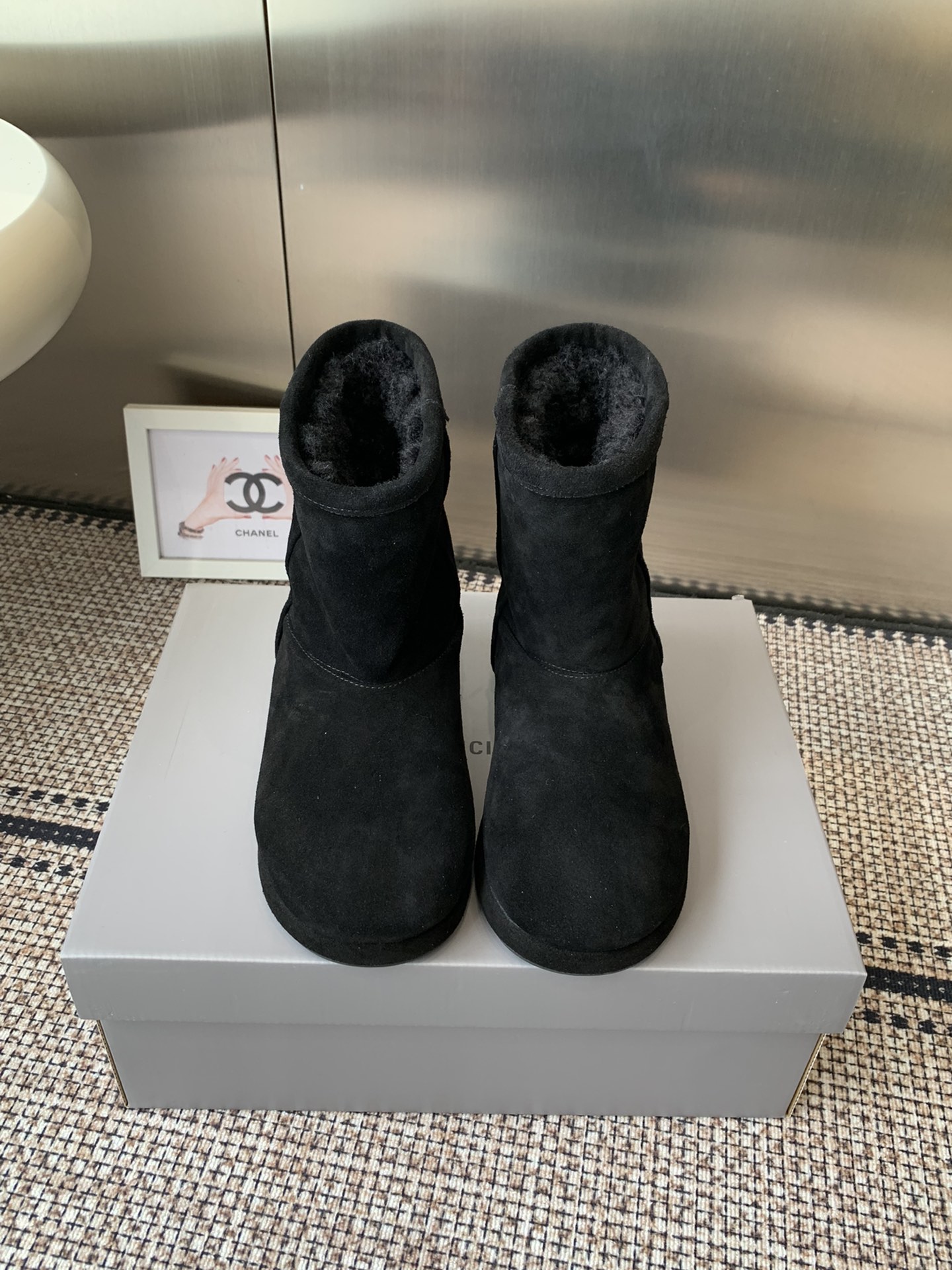 NO:615458,BALENCIAGA Balenciaga skiwear's latest Alaska snow boots. Purchase genuine products and develop them. Perfect replicas. The designer launches to explore the concepts of originality and appropriation in the fashion industry, paying tribute to inheritance and classics with a new series. Breaking the conventional design with the iconic Balenciaga abstraction and colliding with new ideas that are witty and harmonious. Material: Original frosted cowhide. Wool lining. Outsole. Original molded sole. Size: Female 35-40  (40 custom-made, non-refundable and non-exchangeable), snow boots, balenciaga, balenciaga, boots, cowhide19860909BALENCIAGA巴黎世家 skiwear最新款阿拉斯加雪地靴 正品购入开发 完美复刻 设计师推出探索时尚界对于原创与挪用的概念、以全新系列致敬传承与经典 以标志性Balenciaga抽象打破常规设计 碰撞出诙谐又和谐的新创意 面料原版磨砂牛皮 羊毛内里 大底原版开模鞋底 码数女35-40 (40定做不退不换),雪地靴,balenciaga,balenciaga,boots,cowhide,Women's Shoes