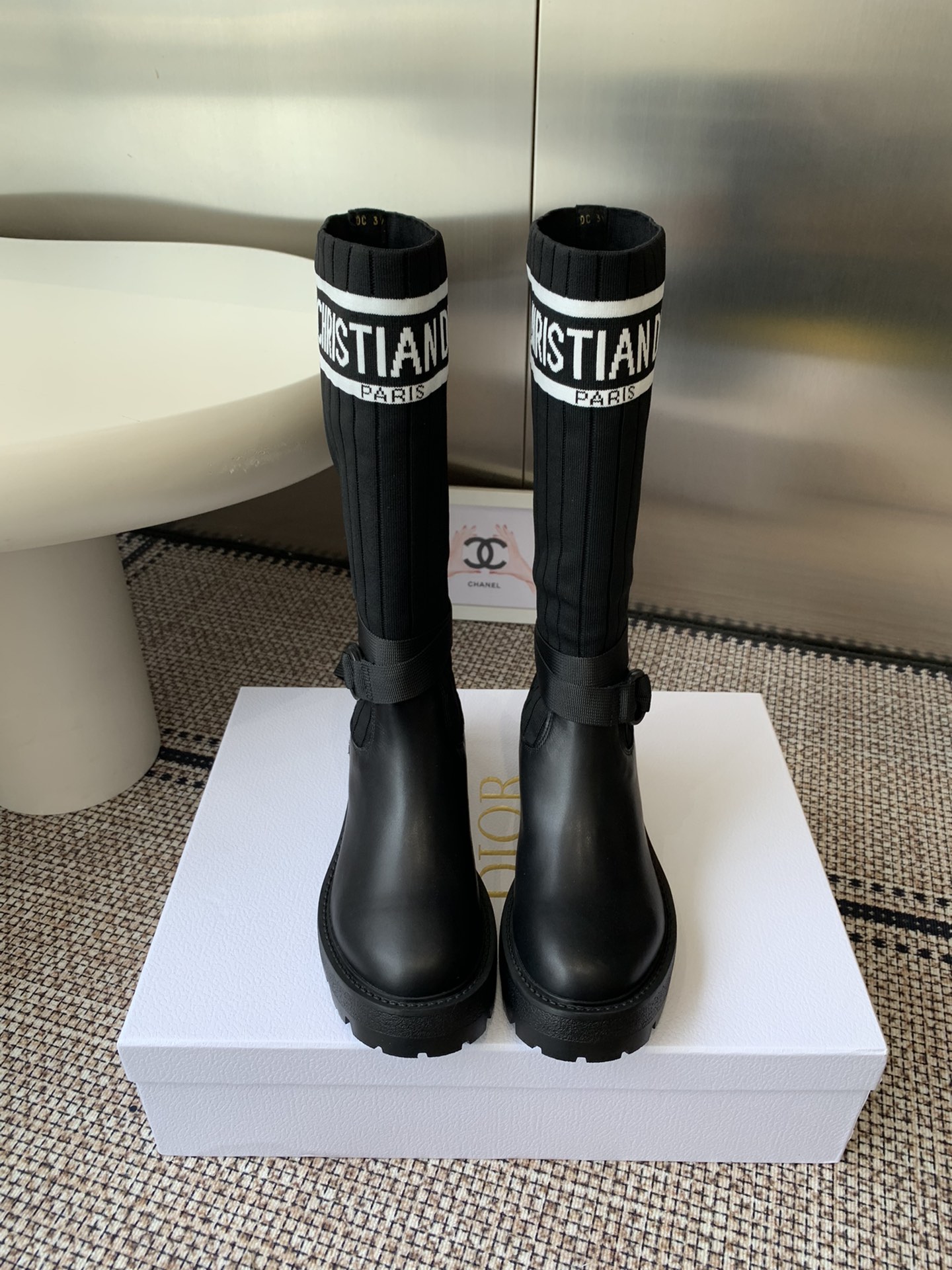 NO:615452,Dior 25ss sock style elastic boots. The shoe body combines leather soles and knitted socks. The leather part is stiff and stylish, while the knitted socks add softness and elasticity, making it both handsome and comfortable. The eye-catching 'CHRISTIAN DIOR PARIS' white letter webbing is printed on the top of the socks to strengthen the brand recognition and become the visual focus of the look.  The boots are equipped with buckle straps, which not only improves practicality, but also adds tough details of workwear style to the whole; the thick-soled design has both a heightening effect and a retro texture. This boot is highly versatile and can be flexibly combined with clothing and accessories according to different style needs, easily adapting to various scenes such as daily outings, parties or light workplaces. Upper cowhide/stretch socks Lining cowhide leather outsole Original molded outsole  Size 35-40 (custom-made sizes 40 are non-refundable), boots, dior, dior, boots, cowhide19860909Dior迪奥 25ss 袜靴款弹力长筒靴 鞋身结合了皮革靴底与针织袜筒,皮革部分挺括有型,针织袜筒则增添柔软弹性,兼具帅气与舒适感.袜筒上方印有醒目的“CHRISTIAN DIOR PARIS”白色字母织带,强化品牌辨识度,成为造型的视觉焦点. 靴身配有搭扣式绑带,既提升实用性,又为整体增添工装风的硬朗细节；厚底设计则兼具增高效果与复古质感.这款靴款的百搭性较强,可根据不同风格需求,灵活组合服饰与配饰,轻松适配日常出街、派对或轻职场等多种场景. 鞋面牛皮/弹力袜 内里牛皮 大底原版开模大底 码数35-40码（40码定做不退换）,靴子,dior,dior,boots,cowhide,Women's Shoes