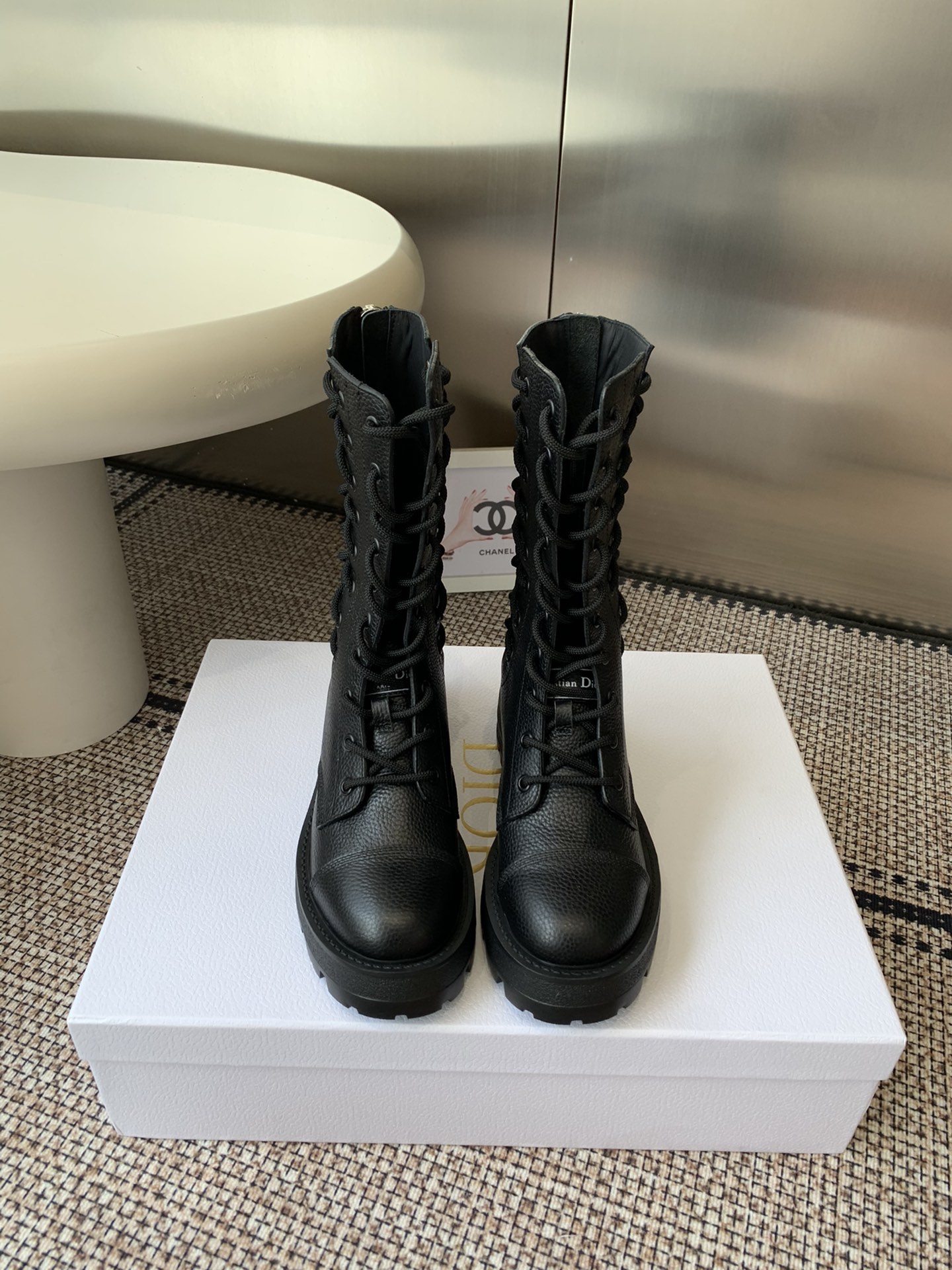 NO:615455,Dior Dior 25 new lace-up Martin boots and short boots 25 new products in the early spring ready-to-wear series highlight the charm of high-end customization. Black rubber-effect calf leather barrel design. Silver zipper decoration on the side to enhance style. Paired with thick and light notched soles to add luster to this season’s casual look. Upper calfskin material and cowhide lining. Heel height 4.5CM. Original open mold Eva outsole. Ultra-light outsole. Size 35-41 (40)  41 Customized (no return or exchange), boots, dior, dior, boots, cowhide19860909Dior 迪奥 25新款 系带马丁靴 短靴 25早春成衣系列新品 彰显高订魅力 黑色橡胶效果牛皮革筒形设计 侧面饰以银色拉链饰面提升格调 搭配厚实而轻盈的凹口鞋底 可为本季休闲造型增光添彩 鞋面小牛皮材质牛皮内里 跟高4.5CM 原版开模 Eva 大底 超轻大底 码数35-41（40 41定做不退换）,靴子,dior,dior,boots,cowhide,Women's Shoes