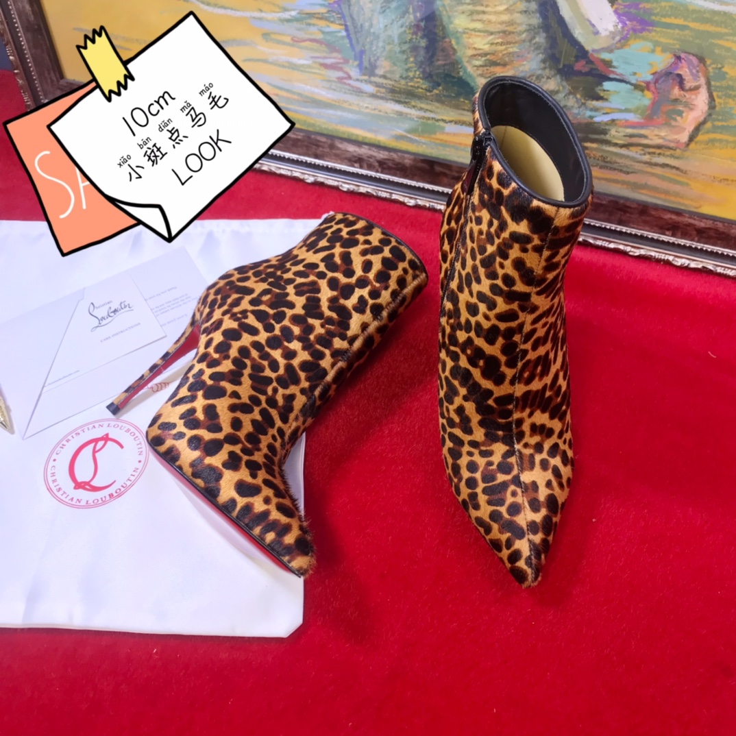 NO:574073,High-end customized autumn and winter horsehair boots series! H10Cm, size 34-42. Private model trademark zipper 902-001 small spotted leopard print horse hair, official website synchronization, note: the horse hair left and right feet do not match, horse hair shedding, which is normal. There will be half a color difference every time you place an order. Standard European code Reference: 902-001 Color: brown Material: printed pony Lining: goat leather Heel heigh: 10Cm Sole: leather sole Size: EUR 34-42 (US 4-11):,,christian louboutin,boots19860909高端订制 秋冬马毛款靴系列！ H10Cm,尺码34-42码.私模商标拉链 902-001小斑点豹纹马毛,官网同步,注意:马毛左右脚不配对,马毛掉毛,属正常現像.每次下单会一半个色差. 标准欧码 Reference:902-001 Color:brown Material:printed pony Lining:goat leather Heel heigh:10Cm Sole:leather sole Size:EUR 34－42（US 4一11) :,,christian louboutin,boots,Women's Shoes
