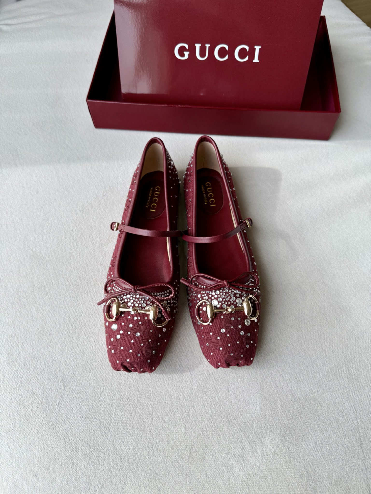 NO:670071,GuCC 2025 early autumn 25 series new flat ballet shoes, horsebit crystal diamonds, new small square-toe shoes, square toe design with elegant bow details, hand-made multi-faceted crystal diamonds, classic, refined, elegant, playful and fashionable flat shoes, creating an excellent wearing experience. Fabric original custom canvas/sheepskin/crystal diamonds lining/foot pads high-end custom sheepskin lining high flat sole outsole Italian leather sole Size 35-42 (40 41  42 customized, non-returnable)., ballet shoes, gucci, flats, sheepskin19860909GuCC 2025早秋25系列新品平底芭蕾鞋马衔扣水晶钻新款小方头单鞋,鞋头方形设计搭配雅致的蝴蝶结细节,手工镶烫多刻面水晶钻,经典精致优雅俏皮时髦平底鞋,打造出色的穿着体验. 面料原版定制帆布/羊皮/水晶钻 内里／垫脚高端定制羊皮里 跟高平底 大底意大利真皮底 尺码35-42（40 41 42定做,不退换）.,芭蕾舞鞋,gucci,flats,sheepskin,Women's Shoes