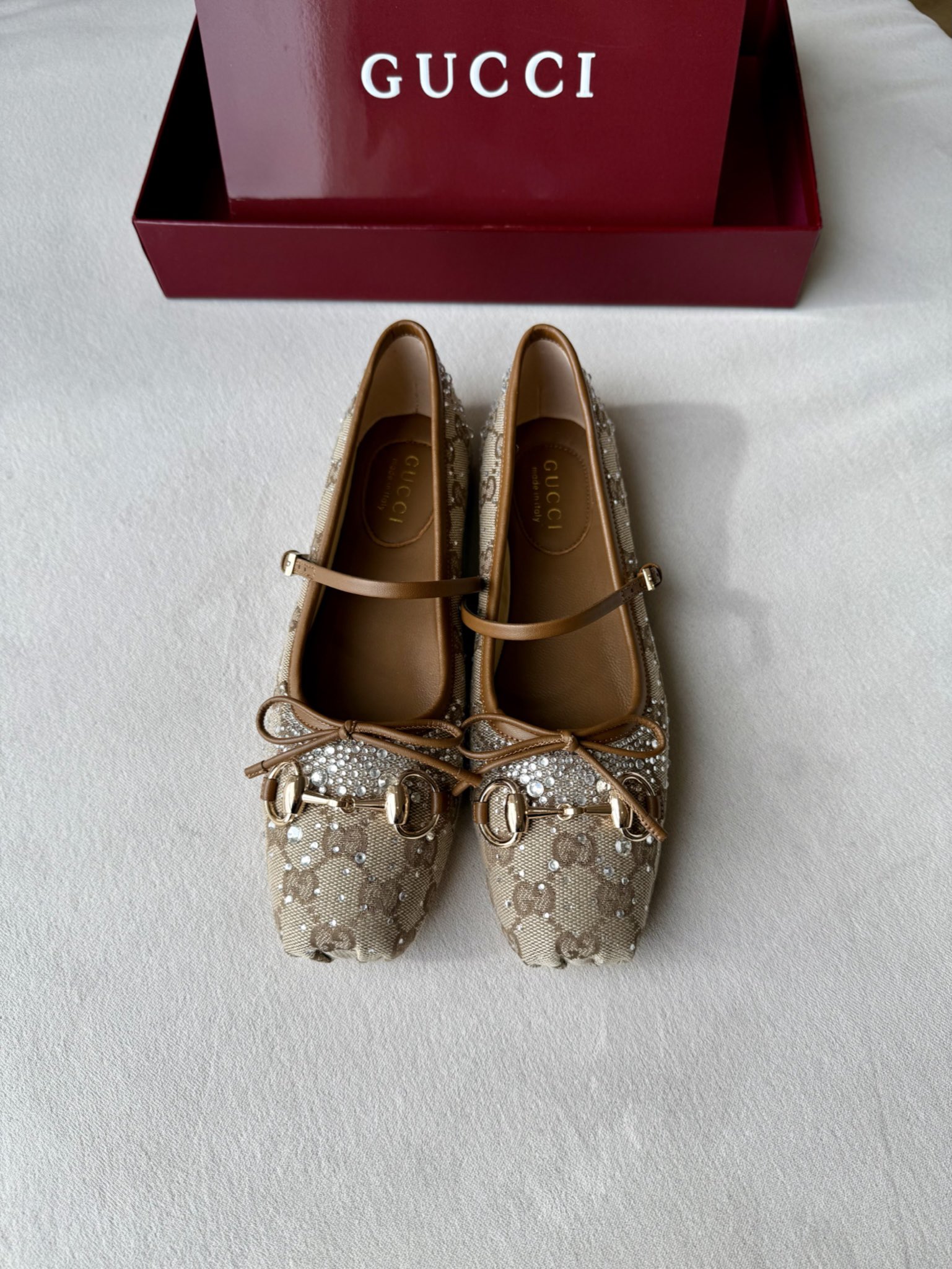 NO:670073,GuCC 2025 early autumn 25 series new flat ballet shoes, horsebit crystal diamonds, new small square-toe shoes, square toe design with elegant bow details, hand-made multi-faceted crystal diamonds, classic, refined, elegant, playful and fashionable flat shoes, creating an excellent wearing experience. Fabric original custom canvas/sheepskin/crystal diamonds lining/foot pads high-end custom sheepskin lining high flat sole outsole Italian leather sole Size 35-42 (40 41  42 customized, non-returnable)., ballet shoes, gucci, flats, sheepskin19860909GuCC 2025早秋25系列新品平底芭蕾鞋马衔扣水晶钻新款小方头单鞋,鞋头方形设计搭配雅致的蝴蝶结细节,手工镶烫多刻面水晶钻,经典精致优雅俏皮时髦平底鞋,打造出色的穿着体验. 面料原版定制帆布/羊皮/水晶钻 内里／垫脚高端定制羊皮里 跟高平底 大底意大利真皮底 尺码35-42（40 41 42定做,不退换）.,芭蕾舞鞋,gucci,flats,sheepskin,Women's Shoes