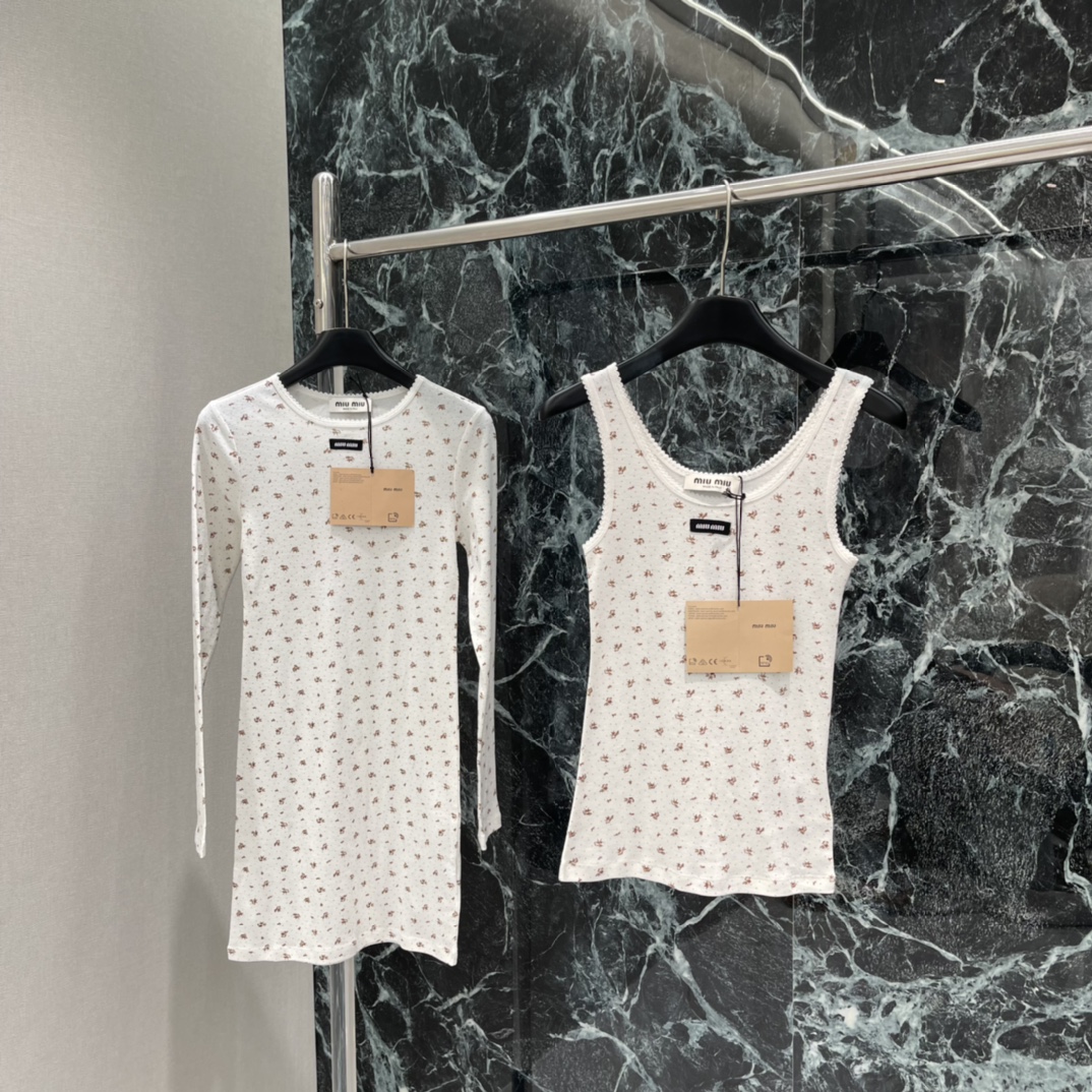 Miu 25秋冬新款 碎花花边背心 轻薄棉质面料，柔软亲肤，春秋季节超适合!奶油灰底配细碎花，温柔又优雅