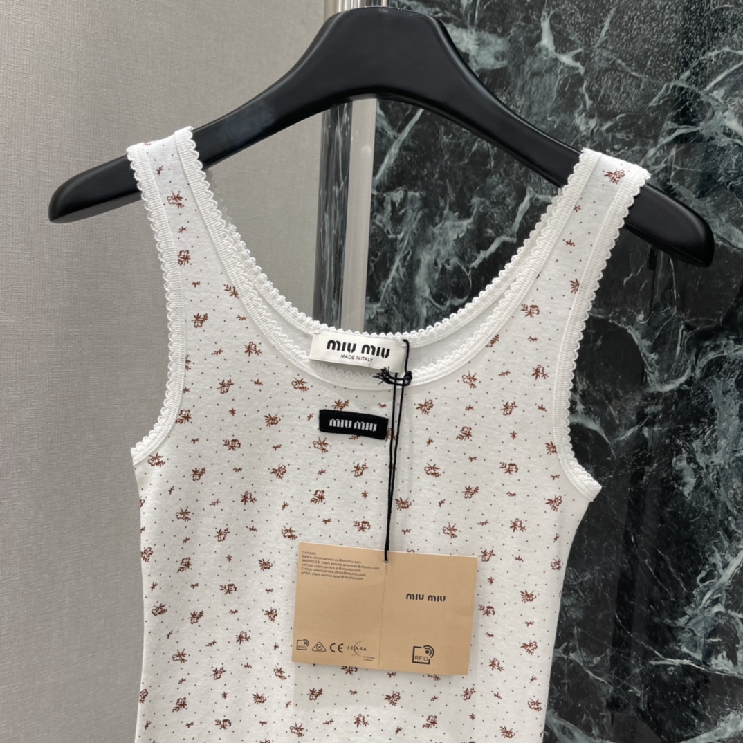 Miu 25秋冬新款 碎花花边背心 轻薄棉质面料，柔软亲肤，春秋季节超适合!奶油灰底配细碎花，温柔又优雅