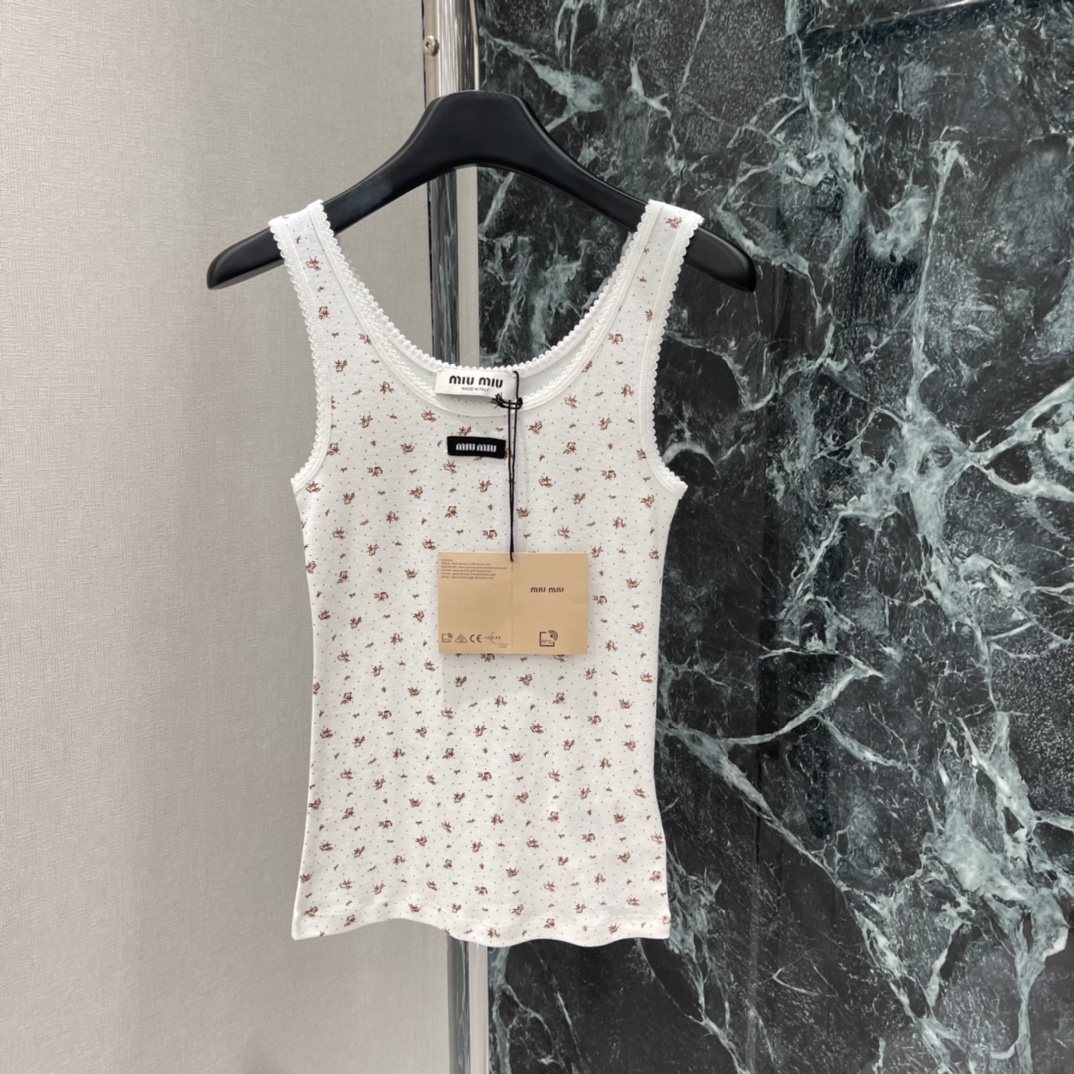Miu 25秋冬新款 碎花花边背心 轻薄棉质面料，柔软亲肤，春秋季节超适合!奶油灰底配细碎花，温柔又优雅
