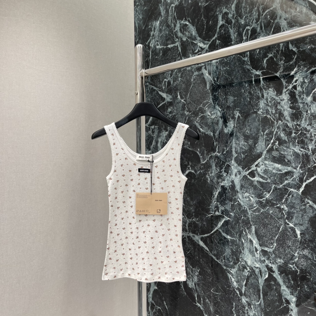 Miu 25秋冬新款 碎花花边背心 轻薄棉质面料，柔软亲肤，春秋季节超适合!奶油灰底配细碎花，温柔又优雅
