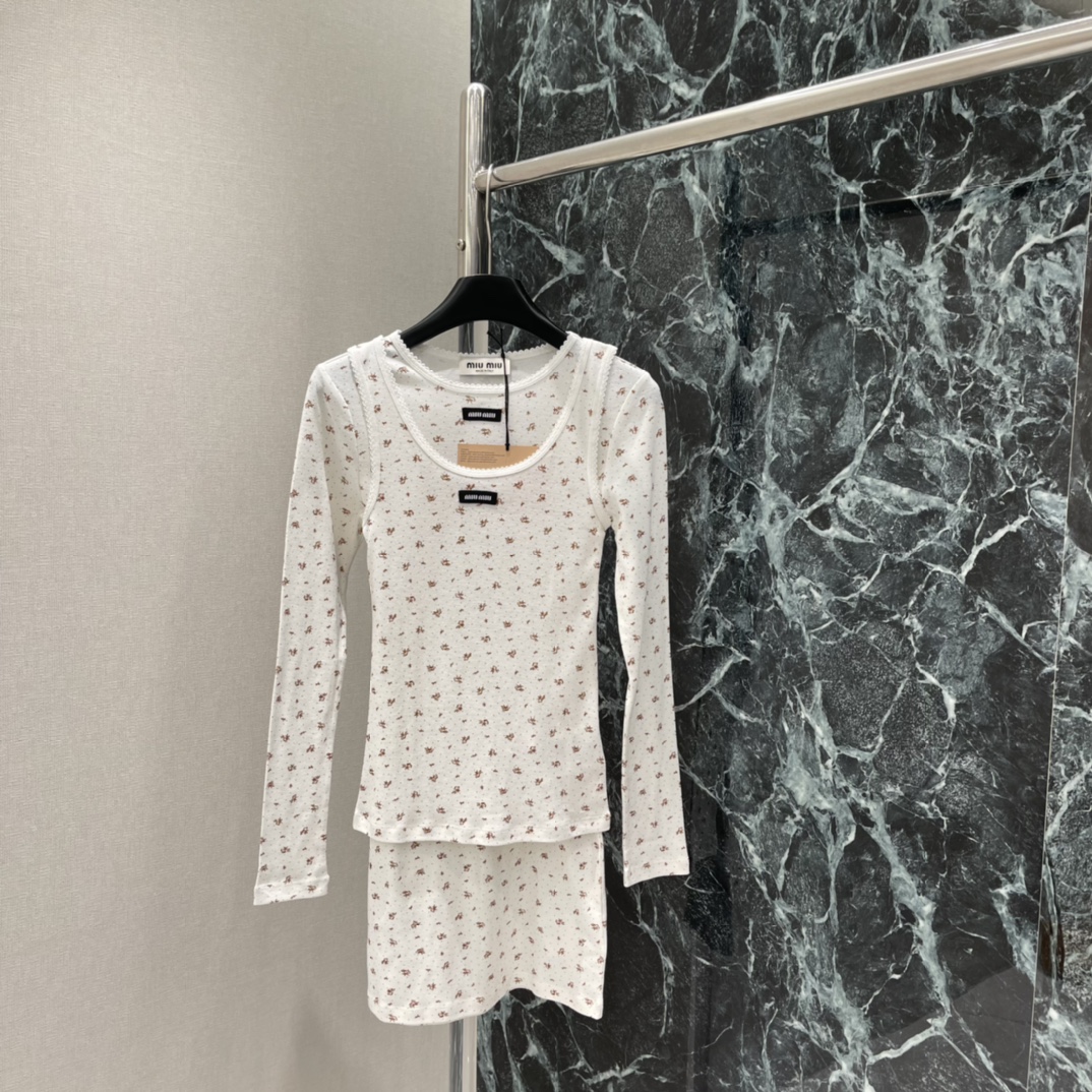 Miu 25秋冬新款 碎花花边背心 轻薄棉质面料，柔软亲肤，春秋季节超适合!奶油灰底配细碎花，温柔又优雅